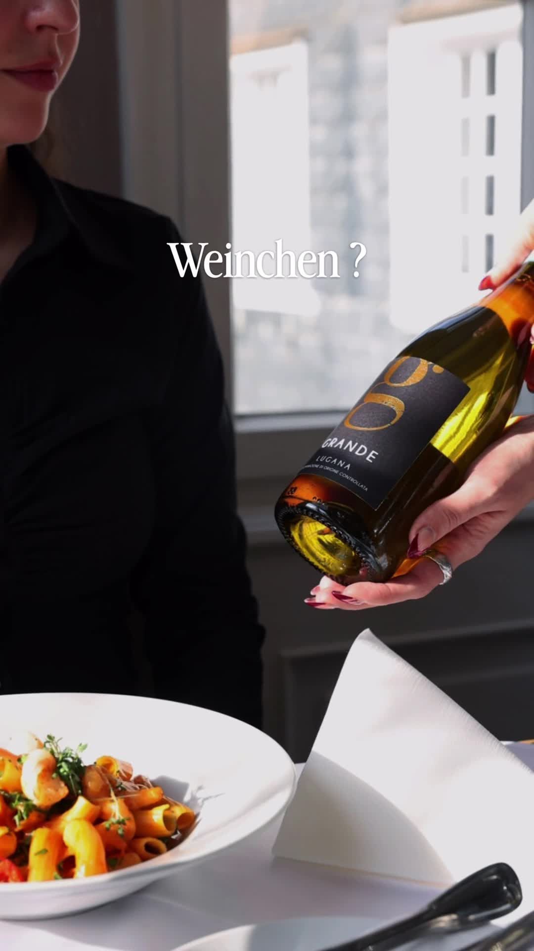 Im Kaffeehaus findet ihr eine fein ausgewählte Weinkarte – ob weiß, rot oder rosé, passend zum Abendessen, zum Aperitivo oder einfach für einen entspannten Abend am Marktplatz.
Zum Anstoßen, Genießen und Bleiben.