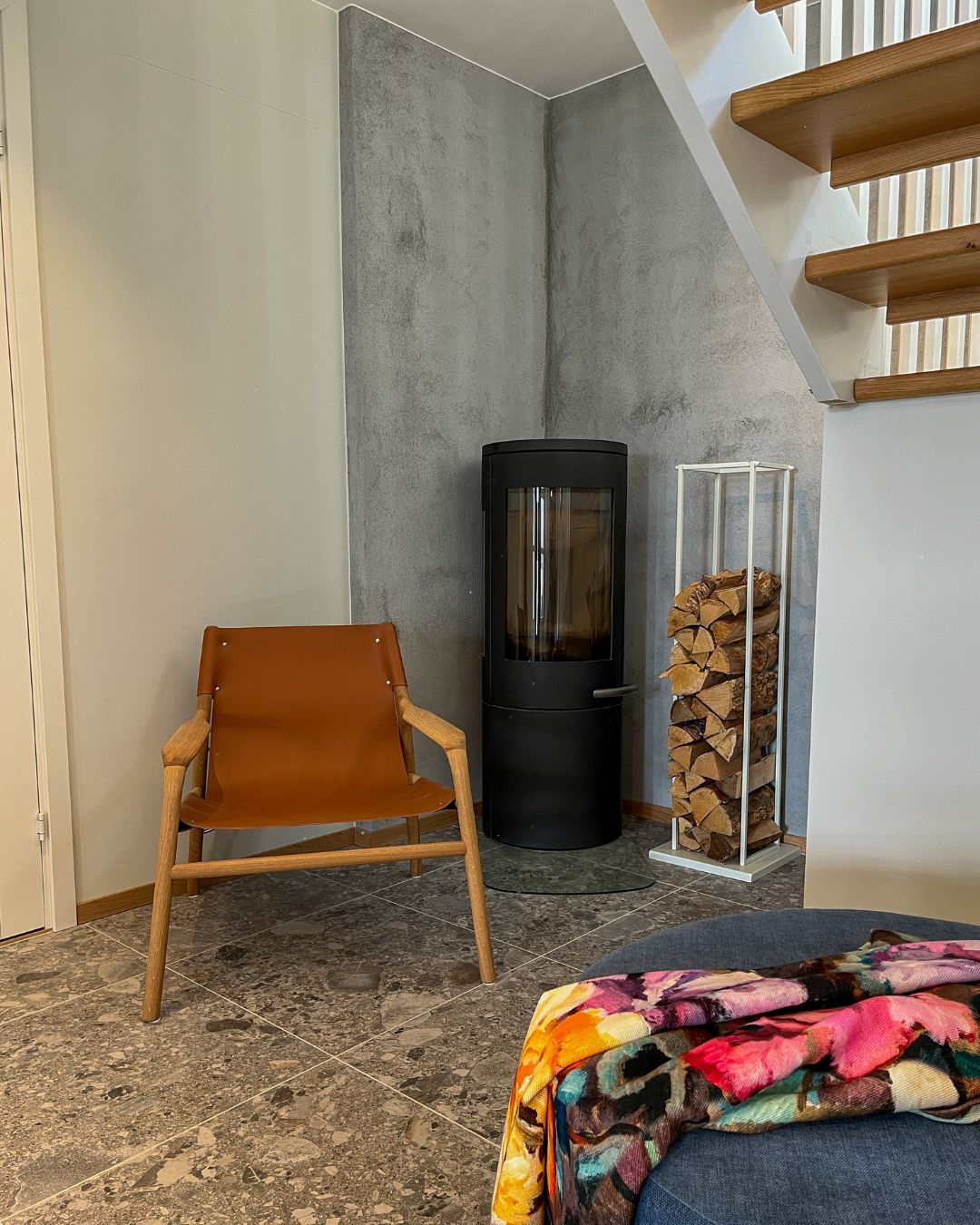 Design av inngangsparti i Asker. Her har vi åpnet opp mellom to rom, tegnet ny innredning som er produsert av møbeksnekker, tatt farger, overflater, belysning og møblering. Dette var et vanskelig rom å innrede da det er trapp opp og mange dører, men det har blitt kjempelekkert og mer innbydende å bruke 💙 🤩