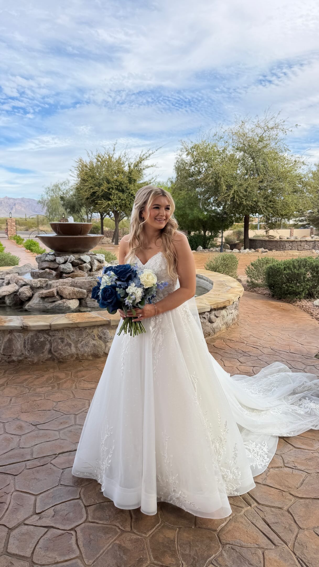 Something borrowed… but forever meaningful. This is your sign to save your mom’s wedding dress for your wedding 🤍
#azweddingcontentcreator #weddingcontentcreation #weddingideas #arizonaweddingcontentcreator