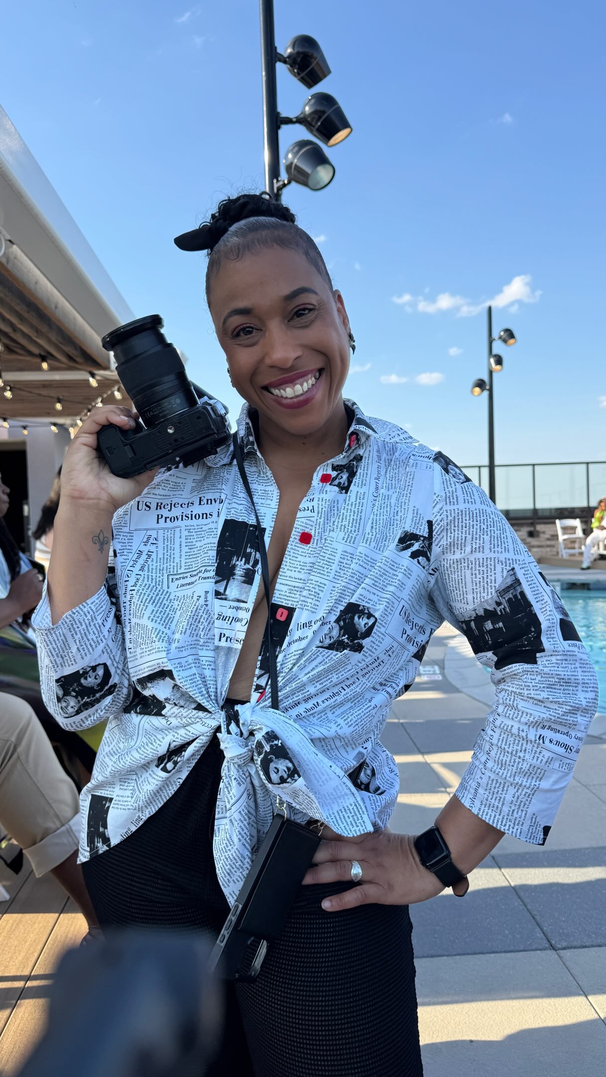 Outside doing what I love in the boujee-ist of ways. On location rooftop style this evening photographing Cincinnati Style Reports newest magazine release party! And baby let me tell you, it’s a swimsuit edition and they got cheeks errrywhere!!! We def got cake over here 🧁