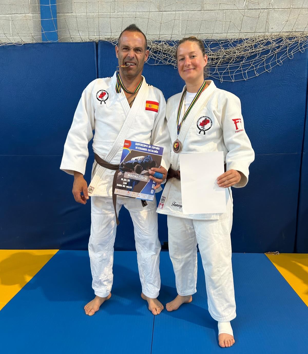 Nuestros dos guerreros veteranos vuelven de la súpercopa de España de cataluña con dos bronces. Esta vez no han salido las cosas como queriamos, pero esto es la competición, el primer paso es estar y tiene mucho merito para estos dos judokas de los que nos podemos estar mas orgullosos!@fannyiijames , Carlos, Enhorabuena! Esto es solo un aprendizaje mas. Estais en el camino correcto para llegar donde querais! 💪🏼🥋
Gracias a todo el equipo balear! Juntos siempre es mejor. Enhorabuena por las medallas
@marga.roig 1ª, Manel 3r, Santi 1r, @macglosa 3r
La proxima mes i millor!!