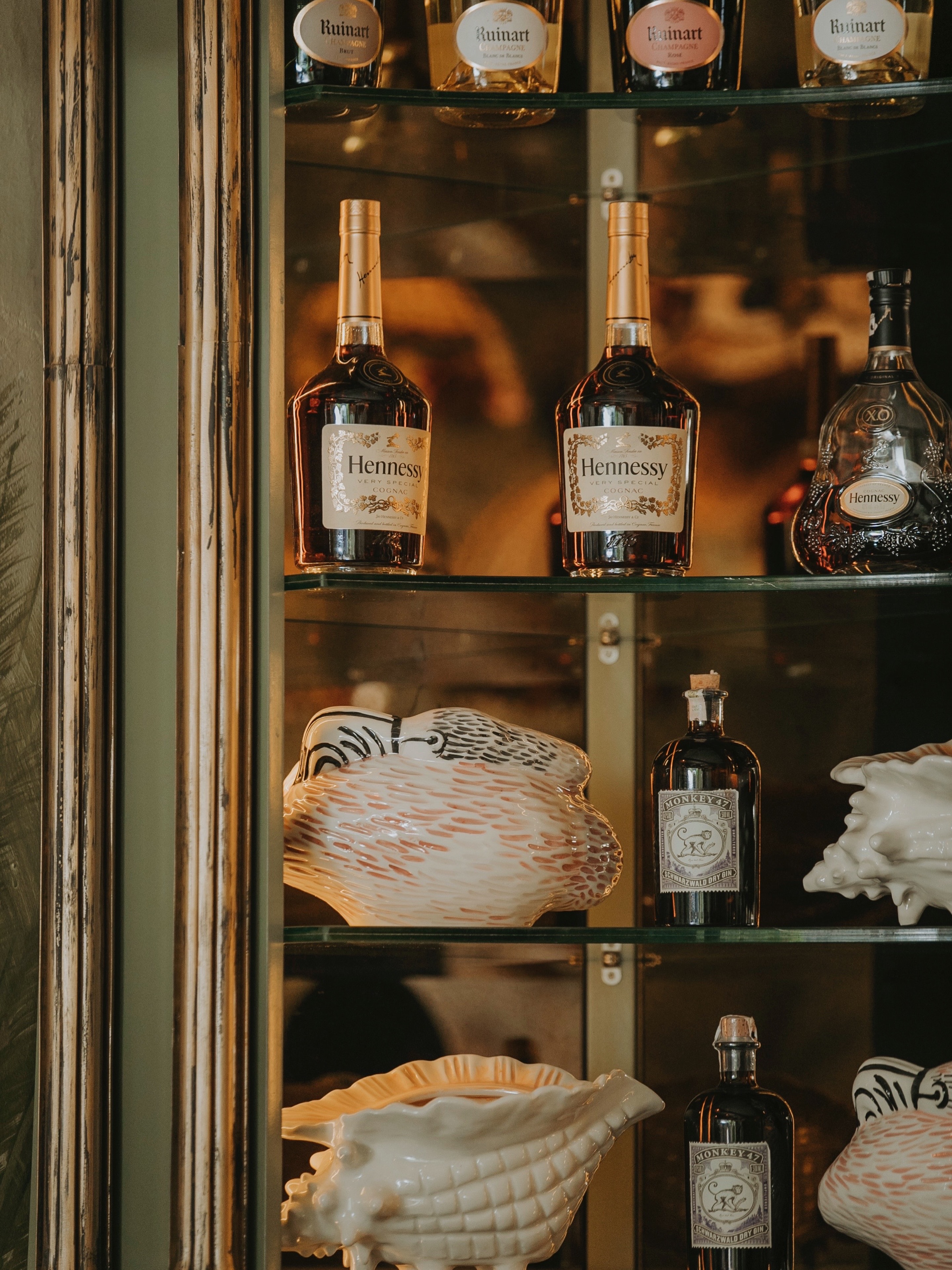 Des bouteilles, des souvenirs et l’esprit des nuits Villa Aaron.
_________________
Bottles, memories, and the spirit of Villa Aaron nights.
@amazozgroup members
Ouvert 12:00 — 02:00
7/7
Reservations 🔗 in bio
Maison de famille & de fêtes depuis 1936
Cuisine à partager
📍 7, Rue Ibn Rochd, Marrakech Medina — Parking sur place
📞 +212 (0) 6 69 09 08 28
✉️ contact@villa-aaron.com
🌐 villa-aaron.com
#villaaaronmarrakech #babaaaron #maisondefetes #marrakechmedina #restaurantvintage