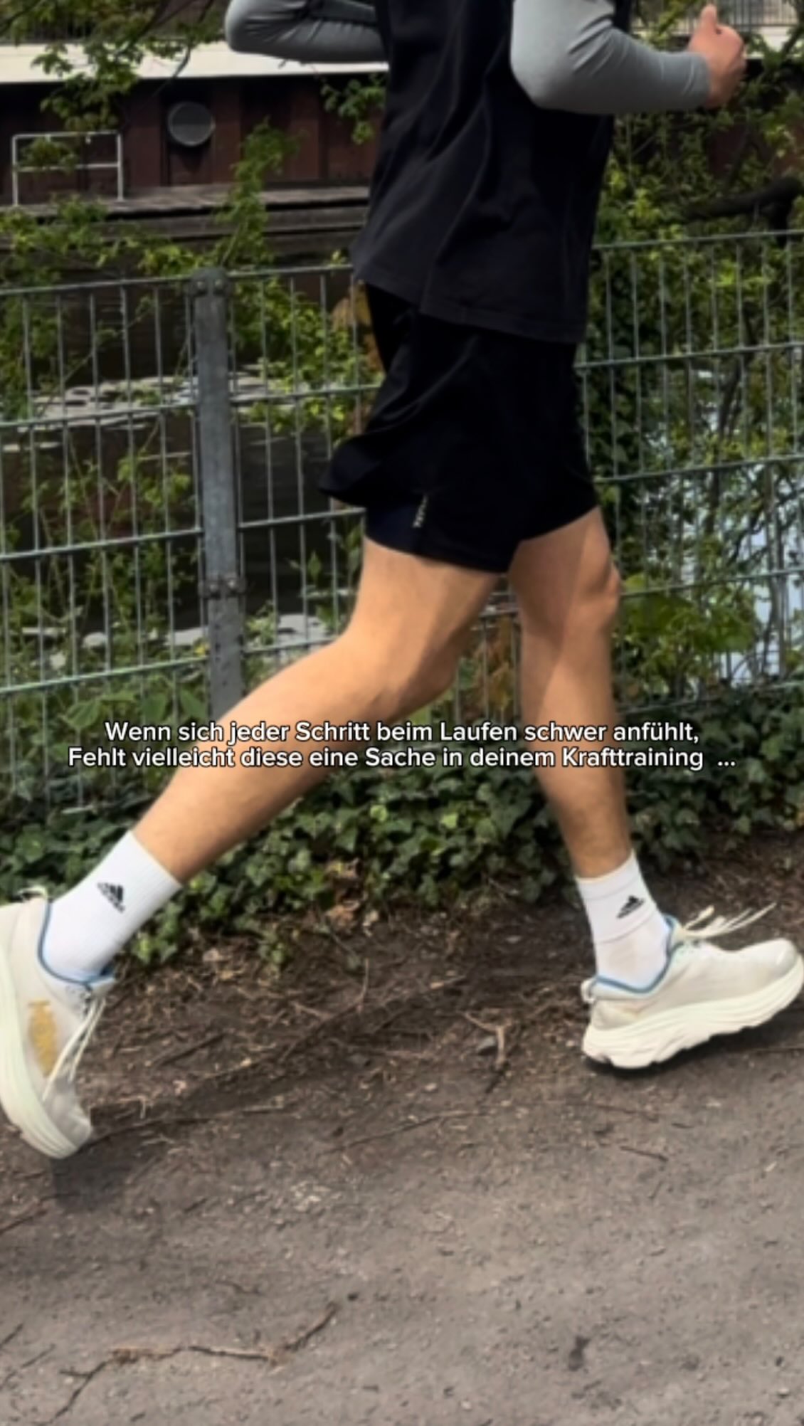 Wenn sich jeder Schritt schwer anfühlt dann könnte es sein, dass Plyometrics in deinem Training fehlen.
Jeder Schritt beim Laufen ist wie ein kleiner Sprung. Um hierbei besser zu werden, solltest du auch Sprünge trainieren.
‼️ Durch Plyometrics wird sich dein Laufen leichter anfühlen:
👉 du lernst den Boden nur kurz zu berühren
👉 du verbesserst dich darin, die Kraft nach unten schnell nach oben umzuwandeln
👉 dein Körper bleibt stabiler beim Bodenkontakt, wenn die Kräfte am höchsten sind
👉 du nutzt besser die Elastizität der Sehnen um weniger Energie zu benötigen