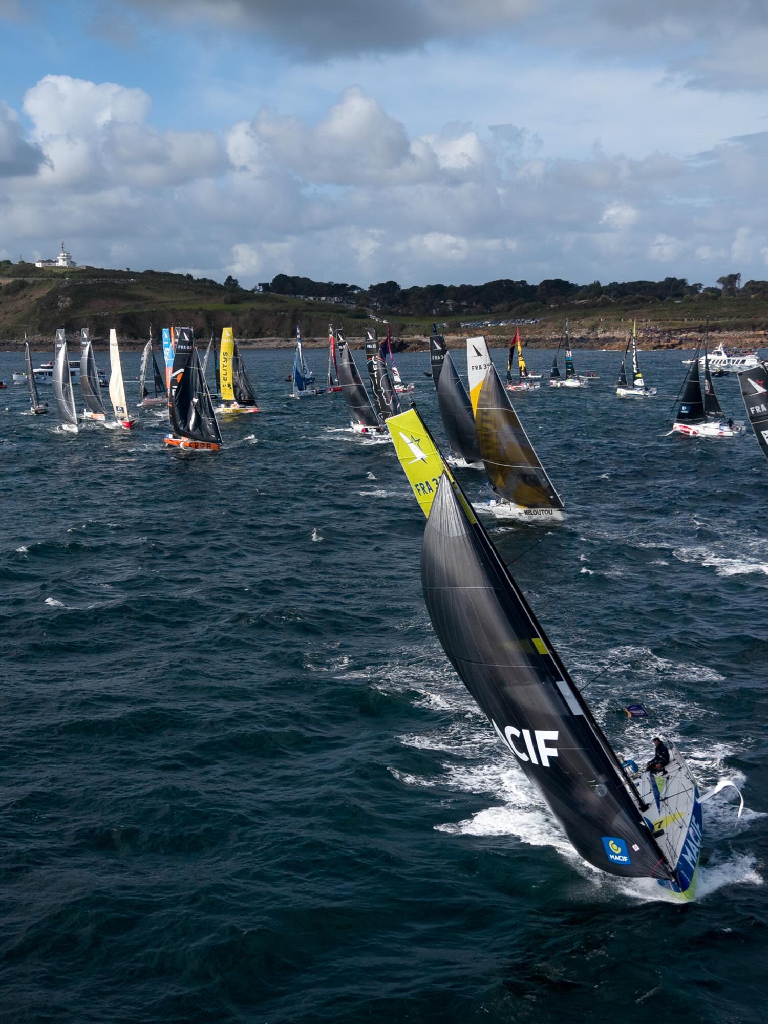 🤩 Wow !
Les figaristes ont été gâtés le long des côtes bretonnes avant ce premier round en Manche ! 🔥
Il fallait partir bien reposé de Perros-Guirec, car les prochains jours, et surtout la prochaines nuit, s’annoncent éprouvantes pour les corps et les nerfs. 👀
📸 Vincent Olivaud / La Solitaire du Figaro
#LaSolitaire #IciNaissentLesLegendes