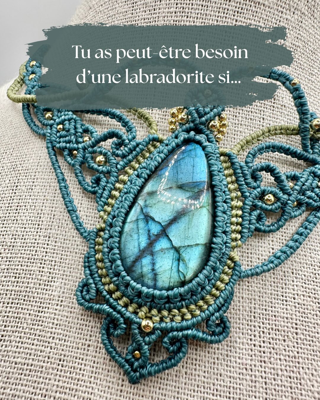 Pendant longtemps, je pensais que c’était normal…
Rentrer fatiguée sans raison apparente.
Changer d’humeur selon les lieux, les personnes, les événements…
Puis j’ai découvert la labradorite 🌙
Une pierre que beaucoup choisissent quand elles ressentent beaucoup, donnent beaucoup… et ont besoin de se préserver un peu plus.
On dit qu’elle aide à garder son énergie, à moins absorber ce qui ne nous appartient pas, et à rester à l’écoute sans se vider complètement.
Parce qu’être sensible est une force… à condition de ne pas s’oublier !!
#litho #labradoritejewelry