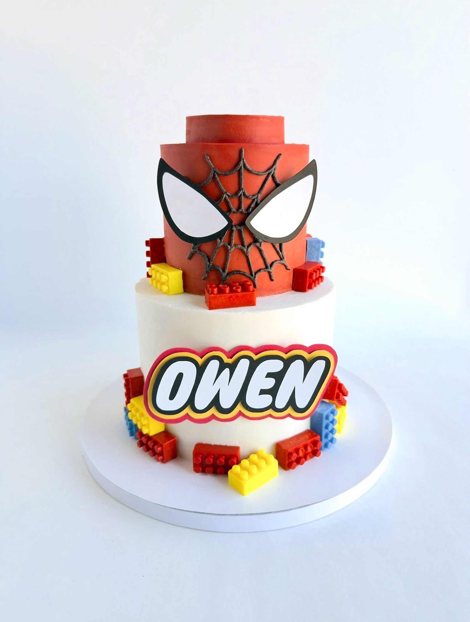 @lego meets @spiderman 🤝🏻
Would you believe me this was all made with all natural color? 🫣
All natural red, royal blue, yellow, black @chefmaster
Mini 4” & 6” vanilla cake