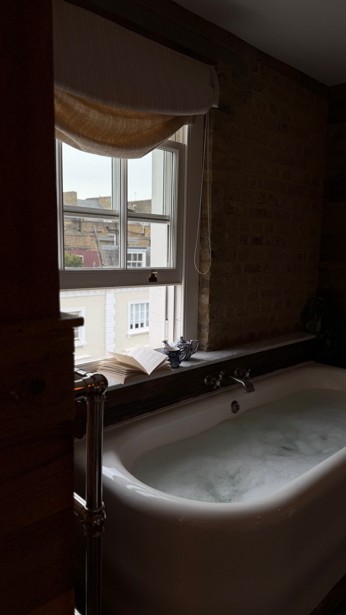 Staying in the hotel over a night out.. 💭
Booked the most incredible stay in London through @sawdaystravel | partnership
This is the charming
📍Artist’s Residence, London
• London hotel • where to stay in London • London best hotels • hotel experience • a room with a view • boutique hotel uk