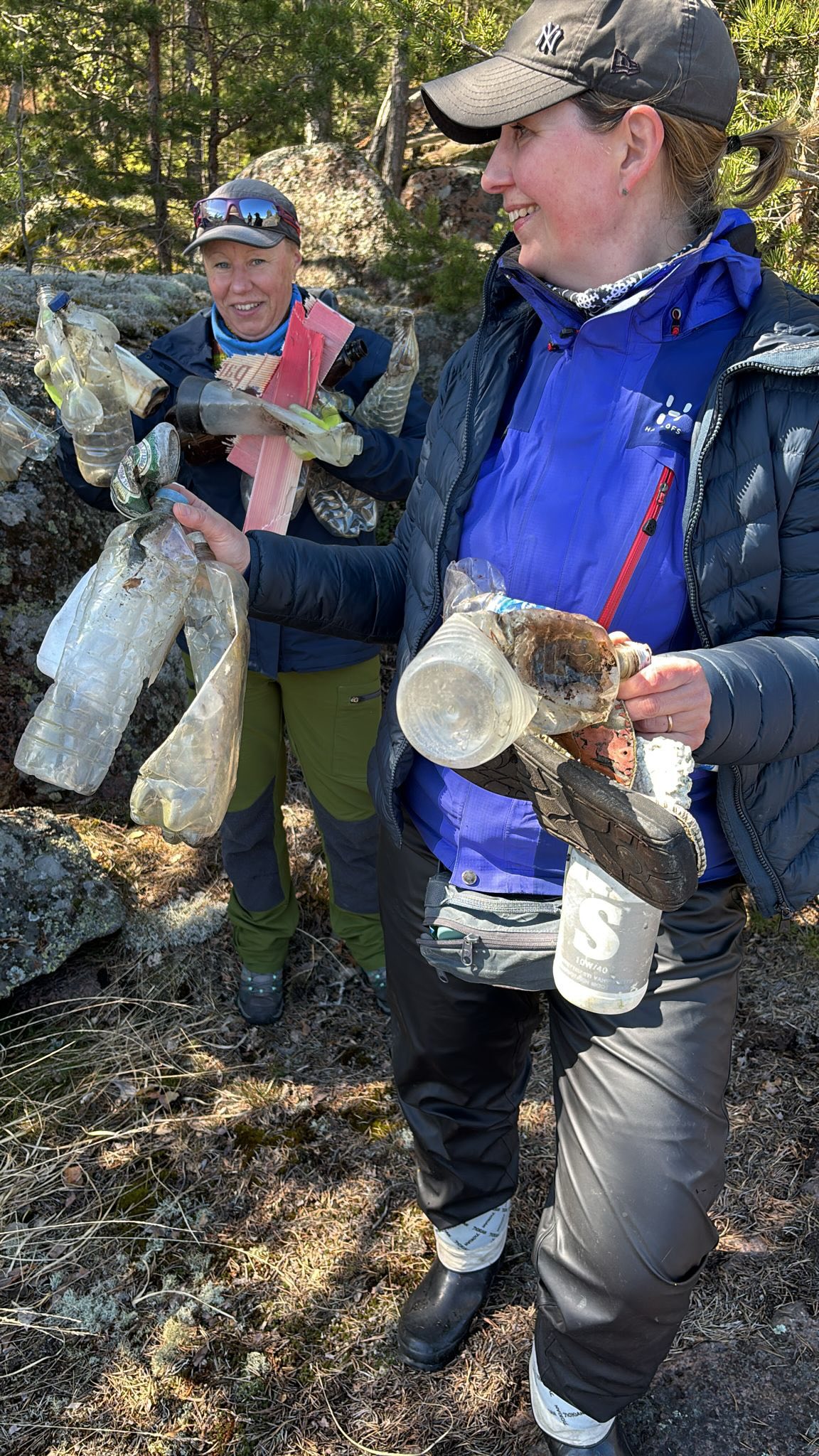Today’s geocaching trip turned into something much bigger than just caches and boat rides 🌊
Between the loggings, rocky shores and small islands, something beautiful happened naturally. Our participants started spontaneously collecting trash that had drifted onto the beaches of the islands and skerries we visited. Small actions on their own — but together, an effort that truly makes a difference for the archipelago.
These are exactly the kinds of days that remind us why we love being out at sea. Not only to experience nature, but also to care for it.
We’re proud of everyone who joined us today 💙
Not just for the adventure and great company — but for the respect and care shown towards the environment we all get to enjoy.
The archipelago gives us so much.
Today, we gave a little back.
#SeaSport #Porvoonsaaristo #regeneratiivinenretkeily #LowImpactTravel #fasteraluminiumboat