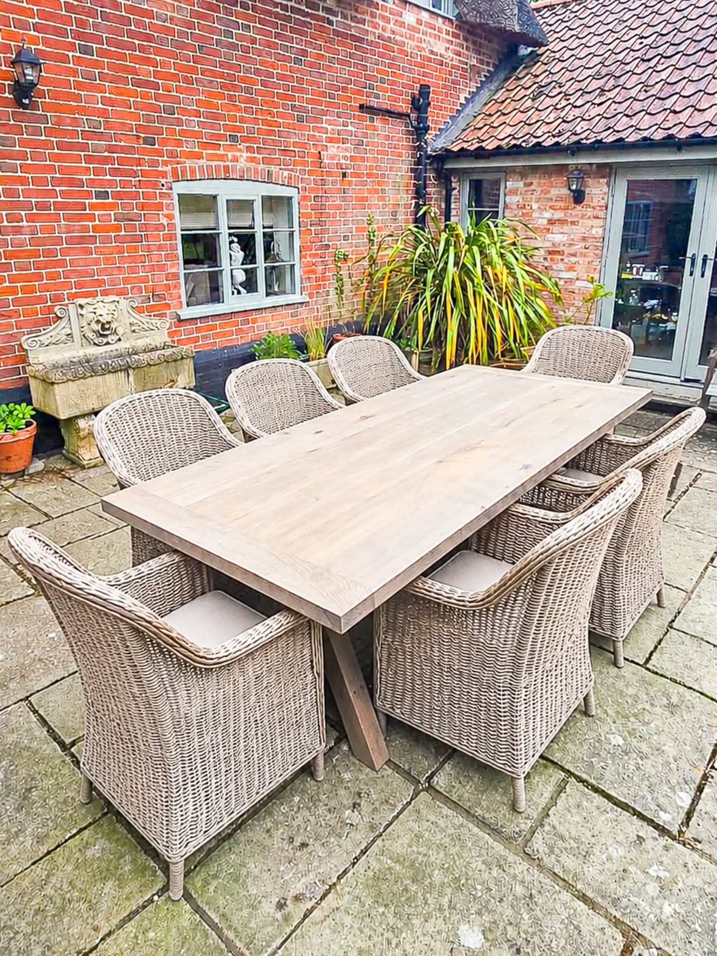 Outdoor dining done properly 🤎
Handmade solid wood table with enough room for everyone this summer🌞
Visit our website today and let's get yours started!
Link in bio.
.
.
.
#summerready #outdoorfurniture #diningtable #furnitureinspo