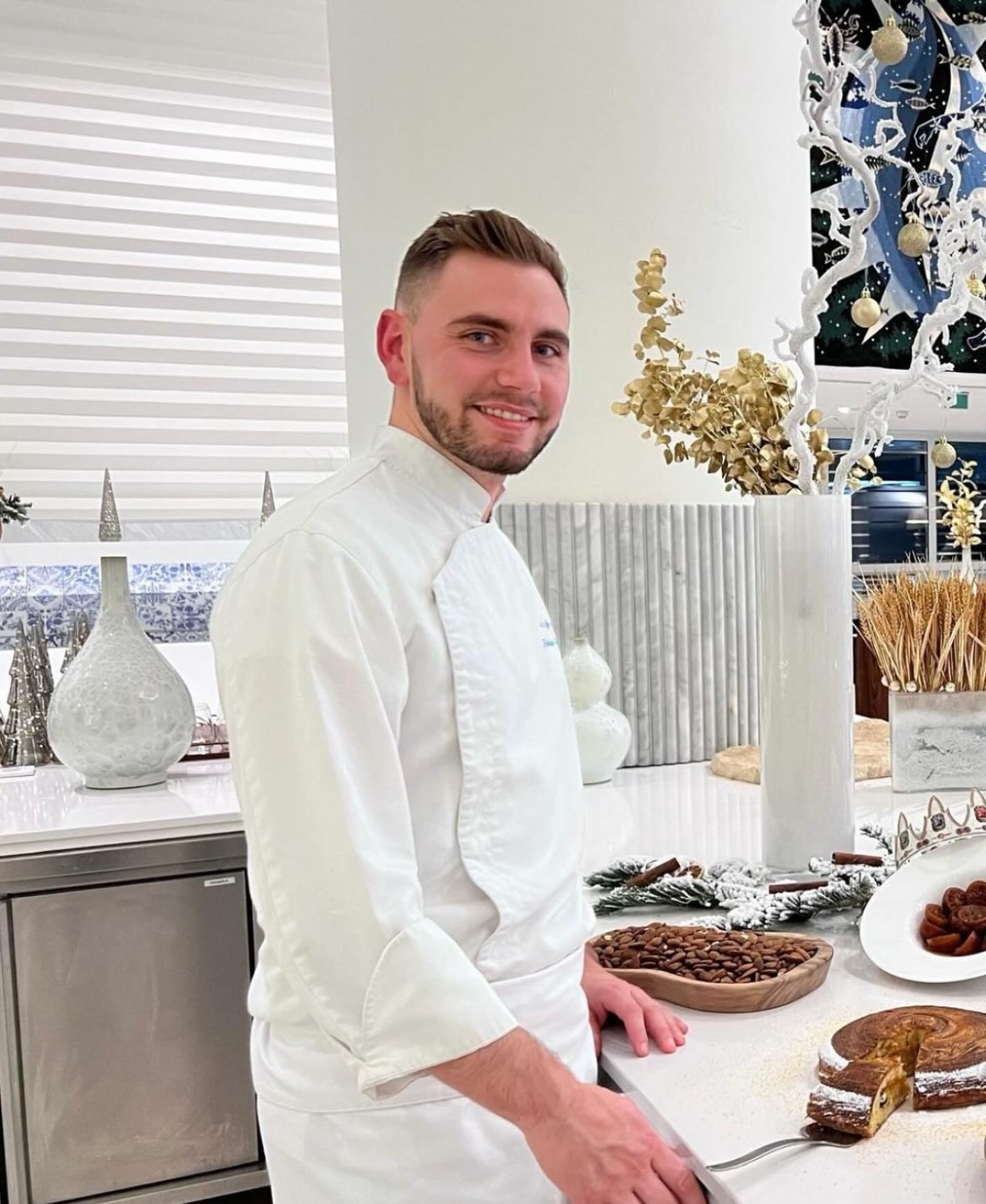 Aujourd’hui, nous célébrons l’anniversaire de notre chef Fabrice Fernandes.
Toute l’équipe lui souhaite un très joyeux anniversaire !
Et le hasard fait bien les choses : en ce 16 mai, jour de son anniversaire, nous fêtons aussi la Sainte-Honoré, patron des pâtissiers. Comme quoi… c’était écrit !
Belle journée à notre chef, pleine de gourmandise, de réussite et de bons moments partagés 🎂✨
#anniversaire #fabricefernandesgc #patissier #chefpatissier #sainthonore