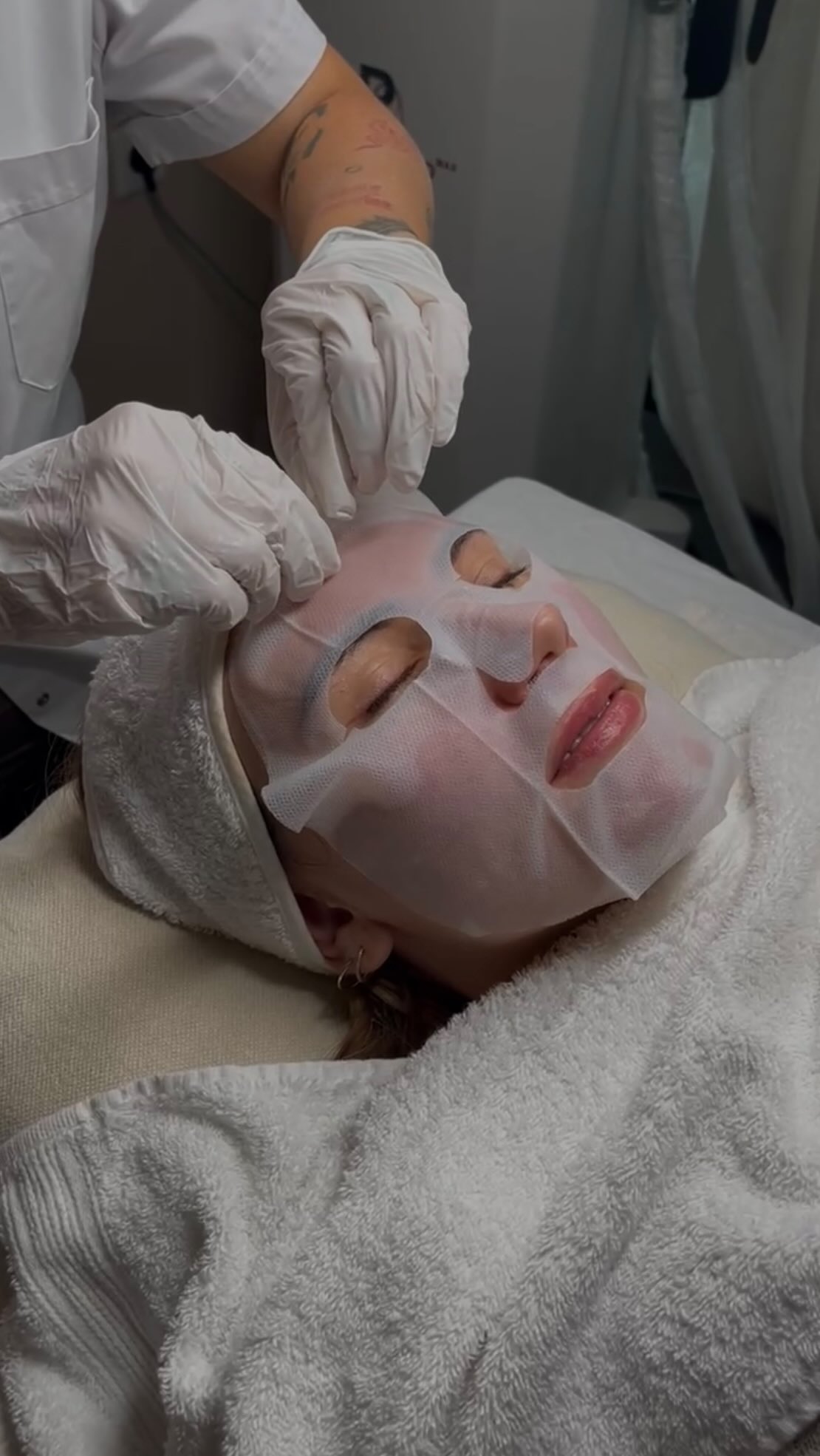 At Lana Skyn we’re honestly suuuper picky with the skincare we use 😭
Because after treatments, the skin is already going through enough… the last thing needed is products full of random irritating ingredients pretending to “fix” everything overnight.
That’s why we work with @dermedics.benelux 🤍
Their products are science-based, professional, and actually focused on skin HEALTH instead of just temporary glow for Instagram.
The best part? They have different skincare lines for different skin concerns, so we can fully customize treatments instead of giving everyone the same products and hoping for the best 👀
Acne? Sensitive skin? Pigmentation? Dry skin barrier screaming for help? Aging skin? There’s a line made for it.
Why we love Dermedics:
✨ strong active ingredients without destroying the skin barrier
✨ safe for sensitive skin
✨ real long-term results
✨ supports healing after treatments
✨ skin feels healthy, not stripped
Basically… if we wouldn’t use it on our own skin, it’s not touching our clients’ faces either 😭🤍