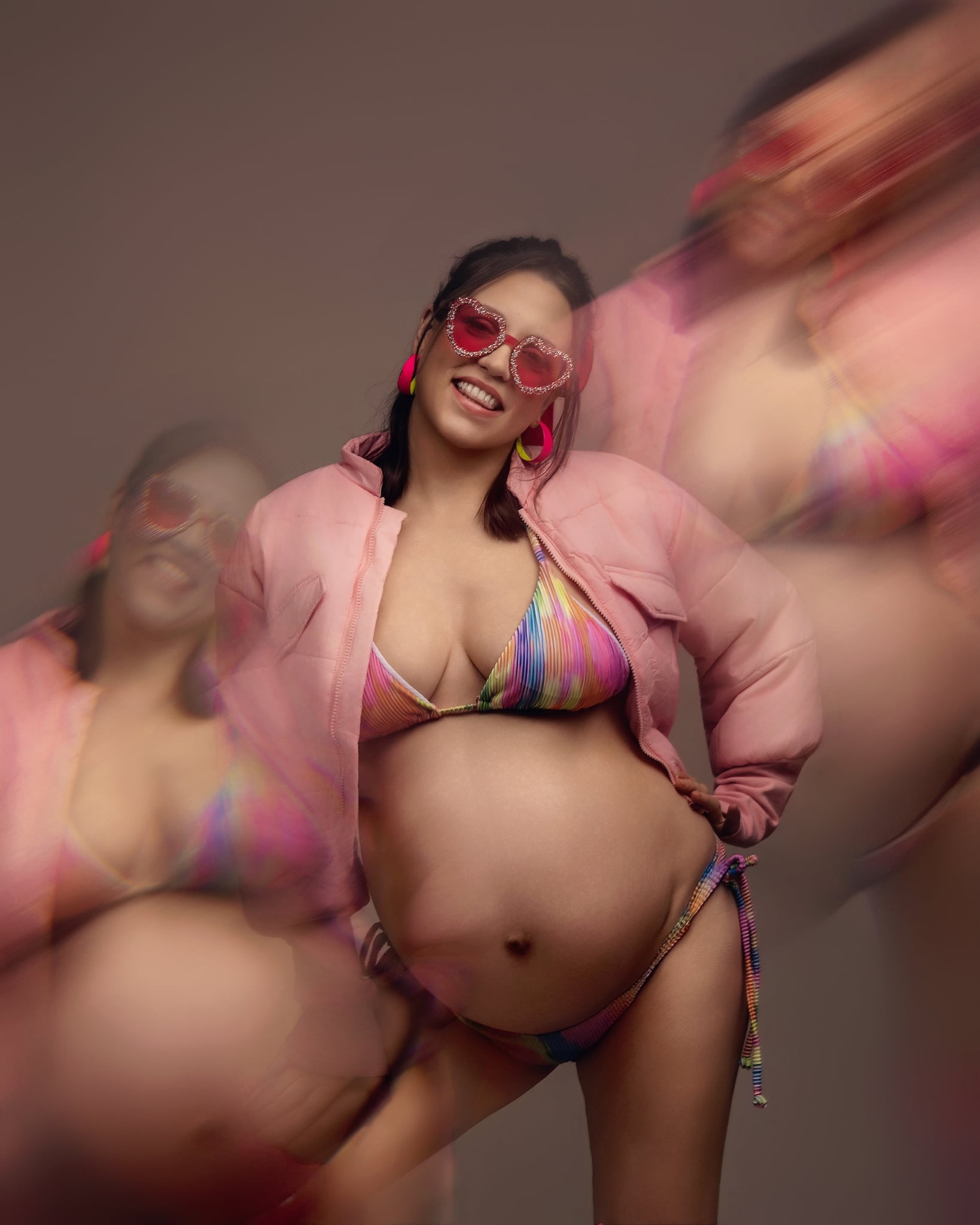 On m’a souvent dit
“la grossesse c’est doux, c’est tendre…”
Oui.
Mais ça peut aussi être fun.
coloré.
et carrément assumé.
Se sentir belle enceinte, c’est pas rentrer dans une case.
C’est juste être soi, à fond.
Et ça… c’est exactement ce que j’aime capturer.
—
Si t’as envie d’une séance grossesse qui te ressemble vraiment…
on en parle.
#grossesse #futuremaman #photographegrossesse #osezvousreveler #essonne