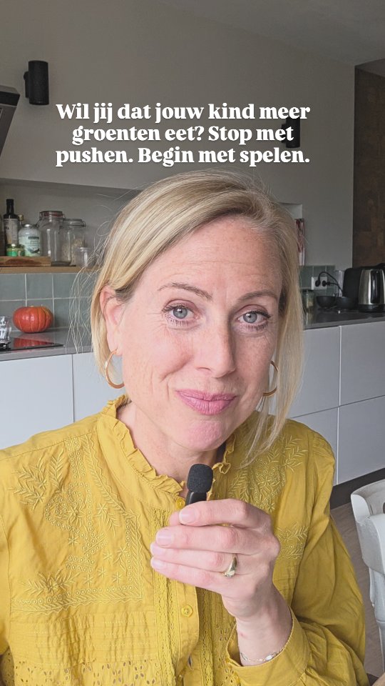 Kinderen vinden groenten doorgaans interessanter als het aansluit bij hun fantasie. Broccoli is een miniboompje, bietjes is (lippen)stift en wortel is een neus. Als kinderen mogen spelen met eten, wordt het steeds veiliger en vertrouwder. Kinderen hoeven groenten niet meteen te eten. Eerst aanraken, dan ruiken, dan proeven. Dat proces kan weken duren. Dat is normaal.
Welke speltips hebben jullie thuis om kinderen groenten te laten eten? Deel ze hieronder 👇
Ik ben benieuwd!
#groenten #kieskeurigeeters #gezondeopvoeding #kindervoedingscoach #dino