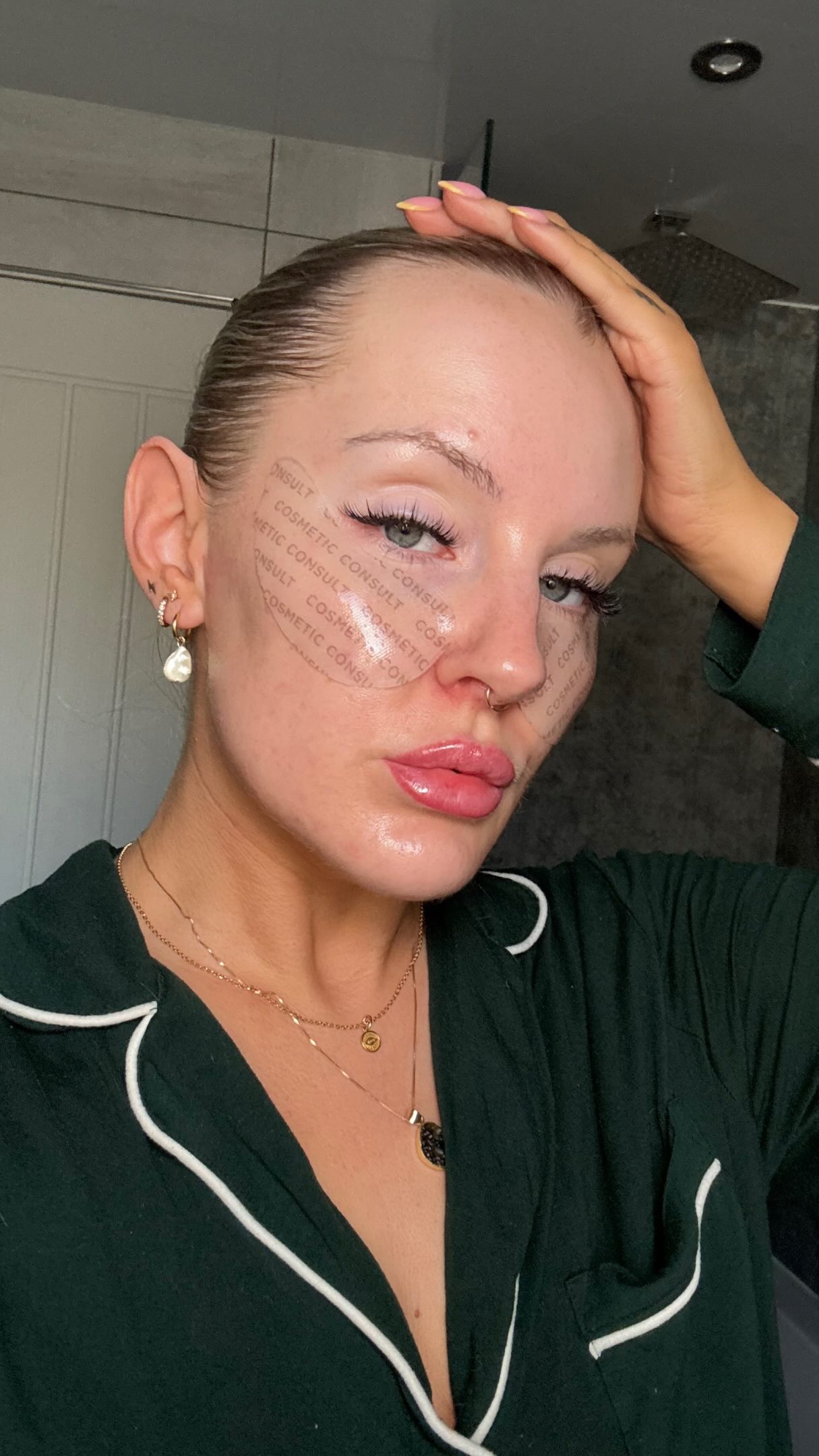 I’m literally proof that when your health is struggling, your skin usually follows 🫠
I KNOW what my skin needs. I know the routines, the products, the treatments, the lifestyle habits. But sometimes life gets loud, and even as an acne specialist, I’m still human 😅
The last few weeks I’ve been super stressed, and I’ve seen the knock-on effect everywhere - my sleep has been off, my diet hasn’t been great, my cycle completely changed (I’m usually 29 days and this month hit 42 💀), my nervous system was fried, and my skin has definitely let me know about it 👀
But this is the important part 👇🏼
I don’t spiral, give up, or start panic-buying random skincare. I go back to the foundations that actually work 👏🏼
Because clear skin is rarely about one miracle product - it’s about understanding what your body is trying to tell you, then supporting it properly and consistently 🫶🏼
If you’re struggling to figure out what’s actually triggering your acne, DM me “FREEBIE” and I’ll send you my FREE acne e-book 🩷
You’ll also be the first to hear about something brand new launching soon for people who feel completely lost with their skin and don’t know what to try next 👀⚡️