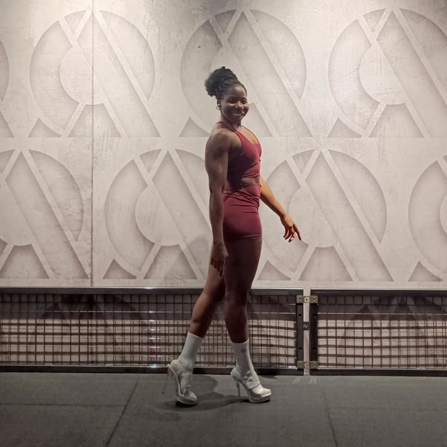 Que no brille solo el bikini. Que brille todo el conjunto ✨🪩💎🌟.
Gracias por hacerme brillar, por enseñarme a mostrar con orgullo todo el trabajo, el esfuerzo y la pasión que hay detrás de cada paso. ✨🤍👠