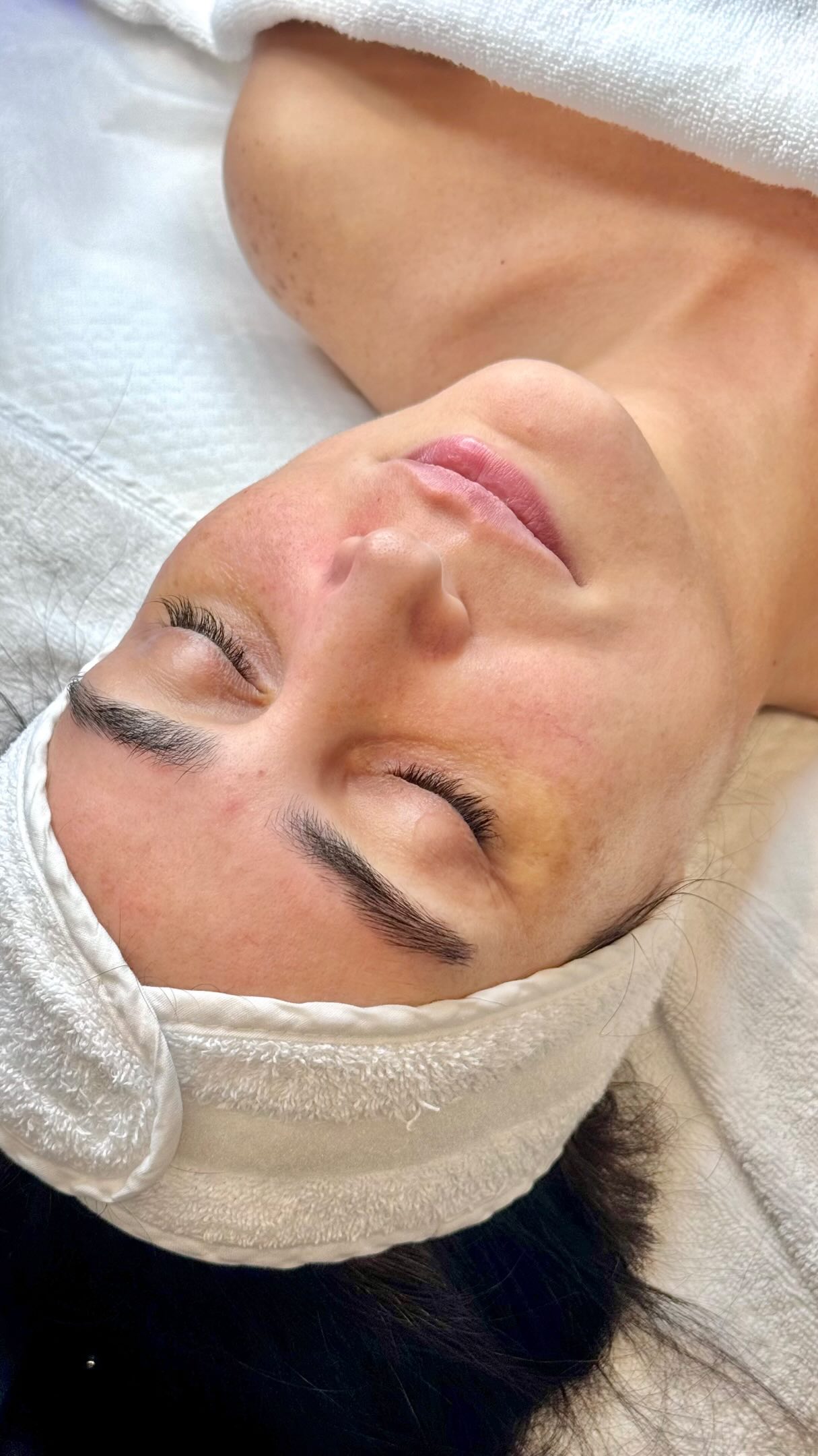 Deep cleanse, intense hydration, and instant glow 💧✨ Hydrafacial gives your skin the reset it deserves— Book yours now.
#HydrafacialQatar #BeautyBoxQatar #DohaFacial #GlowingSkinQatar #SkincareDoha