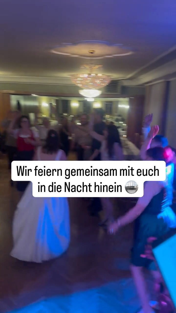 ❤️🔥 Was für eine Party! Wir lieben es, mit euch in die Nächte hinein zu feiern, zu tanzen, zu singen und einfach den Moment zu genießen ❤️🔥 Nach 4 Stunden Groove Cafe Sound, gabs anschließend noch zwei Stunden Dj Set von uns und es wurde noch richtig abgerockt 🤘🏻❤️🔥#livemusic #groovecafe #event #wedding26 #liveband