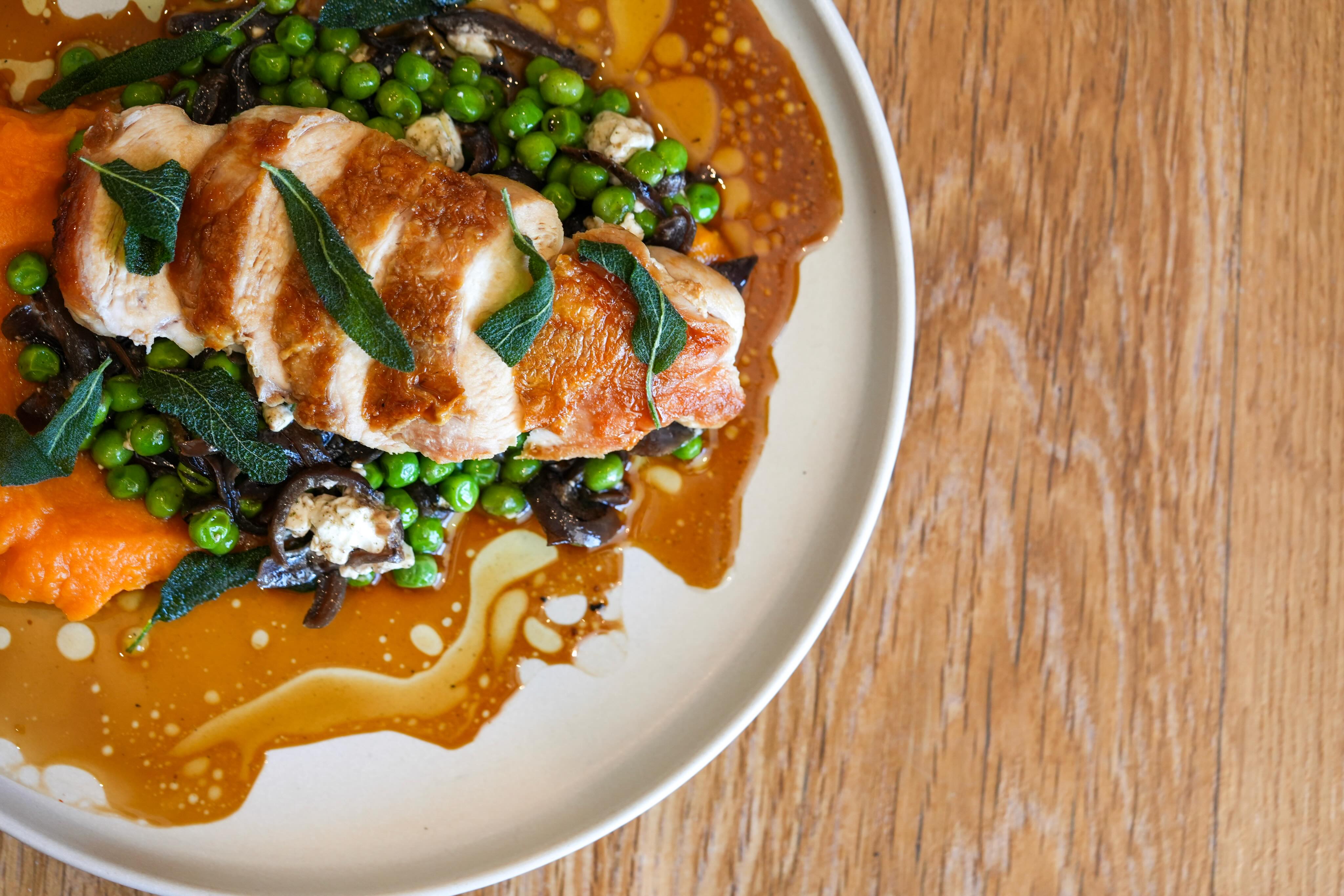Another new dish!
Roast chicken breast, sweet potato puree, minted peas with feta 😋
#chorleyeats #countrypub #countrypubfood #pubsnorthwest #pubsinlancashire