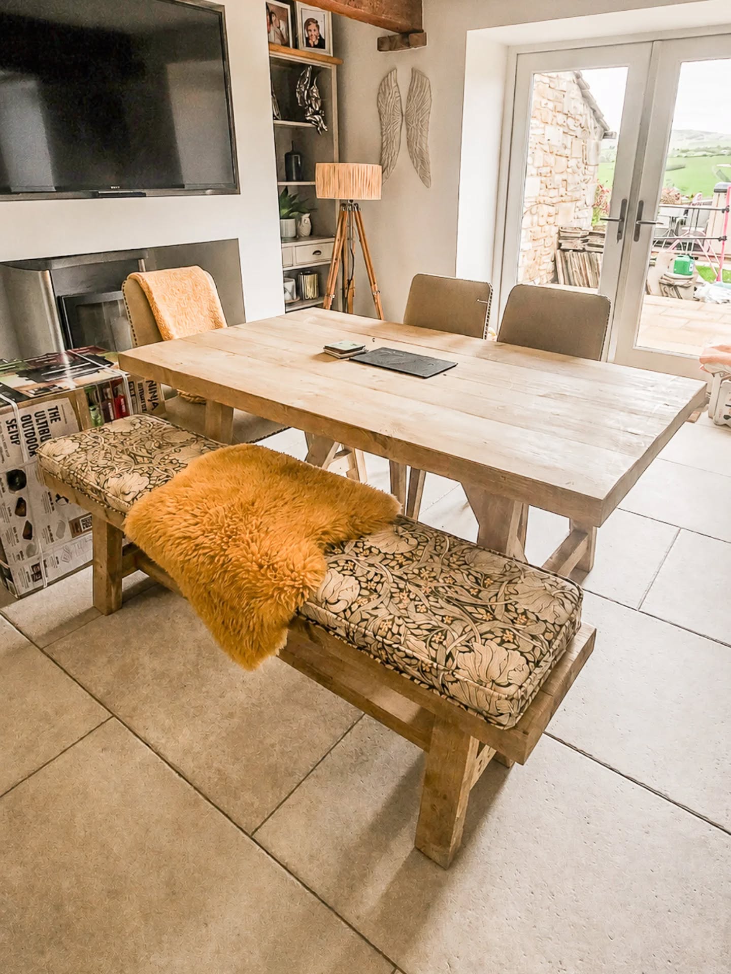 Cosy corners, solid timber, and handcrafted details 👌
Our latest bespoke farmhouse dining set has found its new home and is all about bringing warmth and character to it. From family meals to late night catch-ups, this one's ready for it all ✨
.
.
.
#cosycorner #farmhousetable #reclaimedwood #livingroominspiration #woodfurniture