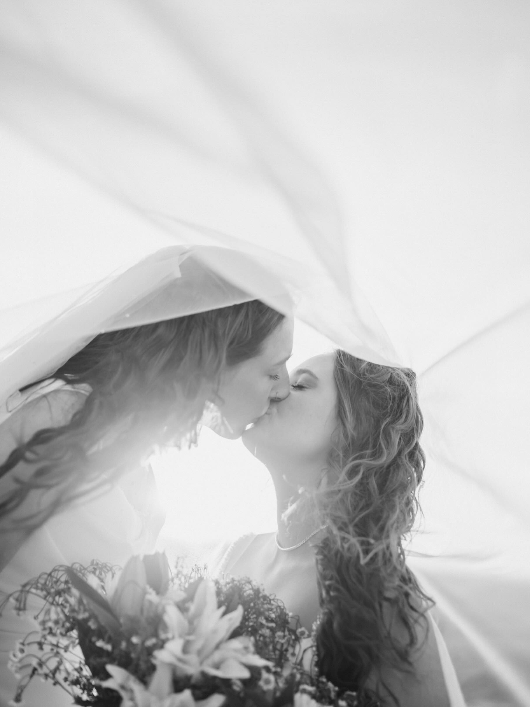 Happy 1 Year Anniversary Alyssa & Brooke!! 5-15-25 💍 💍
Venue: @almond_springs
Photo: @burlapandoakphoto
Coordinator: @carly_treana_paul
Catering: @ribline
Bar: @tipsytaps.barrental
Bakery: @awkwardpastrychef
DJ: @sparxthedj
Dress: @danellibridal
Rentals: @taylor_rental
Rings: @shanecompany
Video: @slndr.studio