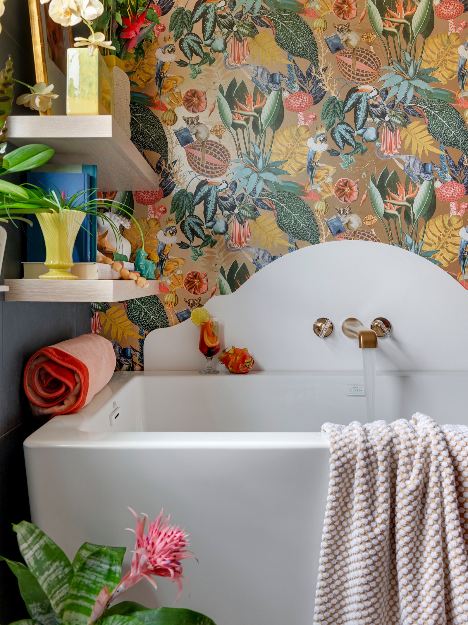 This one proves bathrooms don’t need to play it safe 🌸 We are loving the bold wallpaper and pops of color! Each detail adds a little personality and makes the whole space feel fun, layered, and inviting.
Design + Build: @mcdonaldremodeling
Photography: @spacecrafting_photography