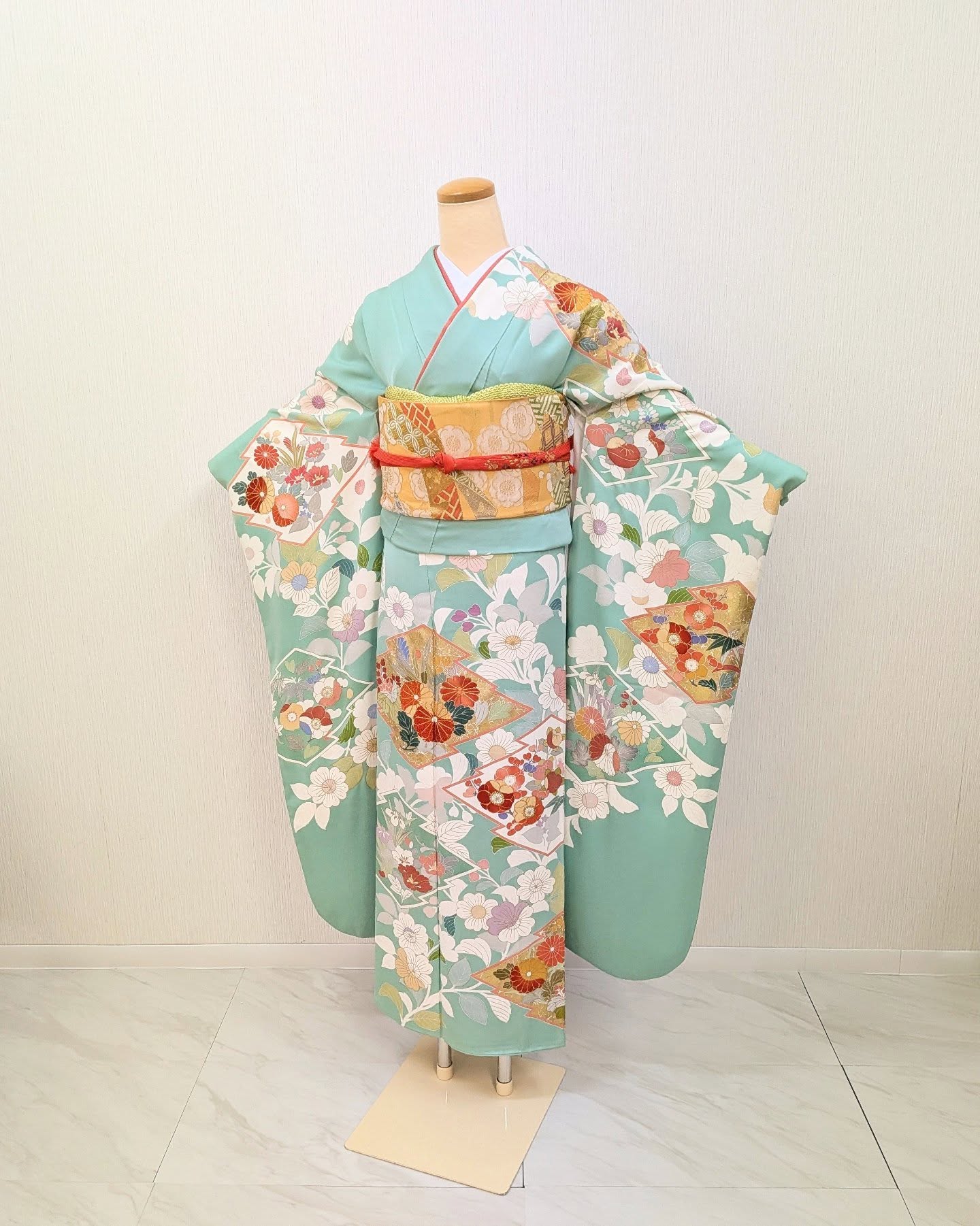 〜極上の古典美〜 緑青色地松皮菱に四季花本加工御振袖
.
美しいミントブルー
四季折々の花が華やかに描かれてはいますが、色調は軽やかで、非常にやわらかな印象の古典御振袖です。
.
合わせた帯は川島織物の袋帯。
落ち着いた山吹色の帯は、やわらかな御振袖の印象そのままに、ギラつきのない上品なスタイリングとなりました。
.
.
振袖フルセットレンタル
◆成人式ご利用◆165,000円
◆成人式以外のご利用◆88,000円
(適応サイズ)
身長:163cm
ヒップ:100cmまで
.
さゝ谷では流行に流されず、手仕事による“本物の美”を追求し、拘りをもって所蔵しているお衣裳をお貸し出ししております。
.
ご試着、内覧はご予約のうえ、お気軽にご来店下さい😊
.
◎◎◎◎◎◎◎◎◎◎◎◎◎
.
❖特選振袖フルセットレンタル
成人式以外のご利用 ¥55,000円〜
成人式ご利用 ¥110,000〜
(配送料無料)
.
◎◎◎◎◎◎◎◎◎◎◎◎◎
.
.
きものさゝ谷
TEL0559811206
三島市中央町4-21
(完全予約制・水曜定休)
.
※ご試着、ご相談は来店予約のうえお越しください。
.
※ご遠方の方はDMまたはTELにてお問い合わせ下さい。
.
.
#三島市 #成人式 #振袖レンタル #静岡県