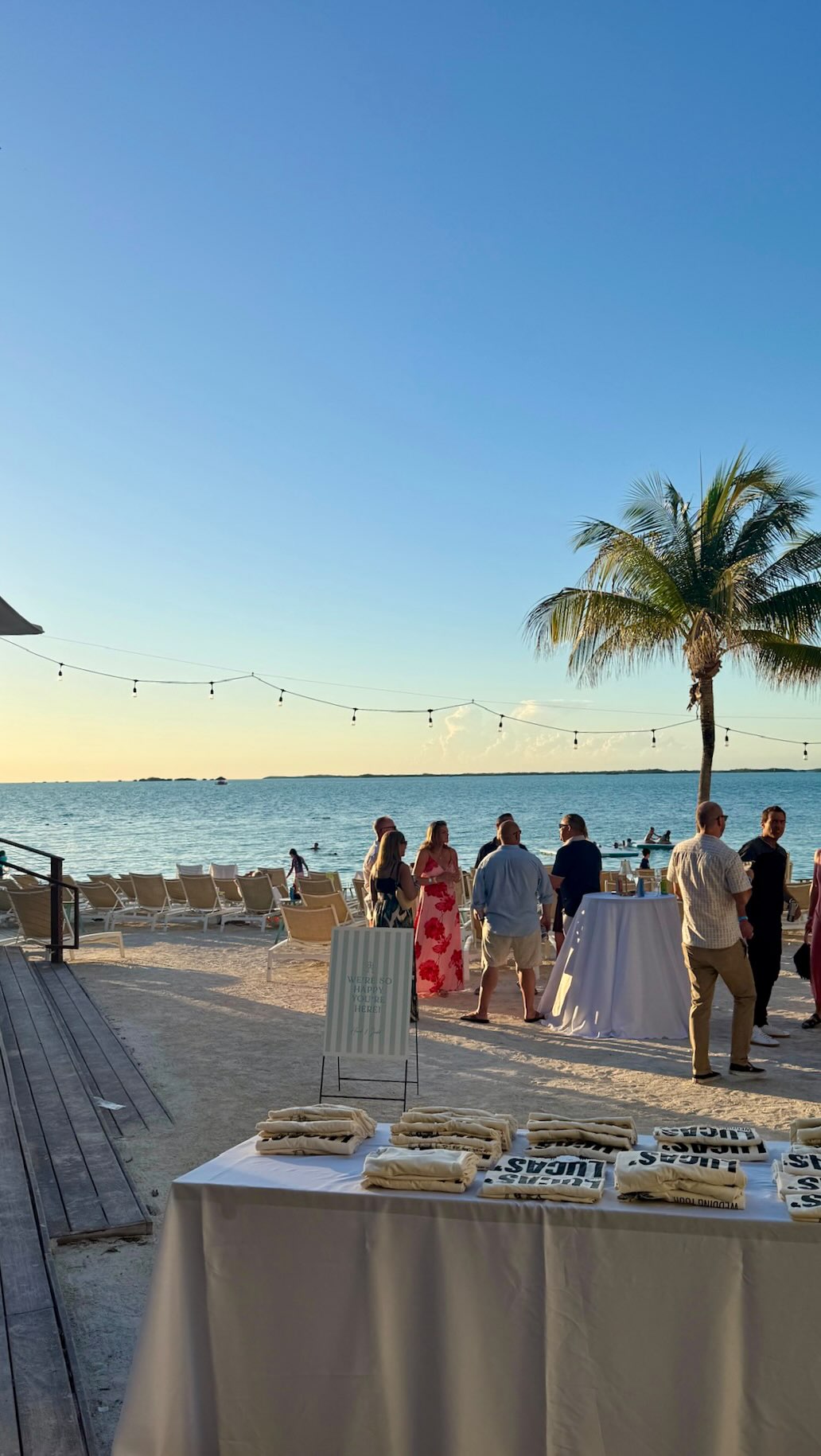 A welcome happy hour done right 🏝️🥂
Beachside in Key Largo with tropical cocktails, ocean views, live music, and a sunset setting the tone for the entire weekend.
Beginning the wedding weekend exactly how it should feel - relaxed, elevated, and ready to celebrate.
Planning & Design: @allsettup
Venue & Catering: @bakerscayresort