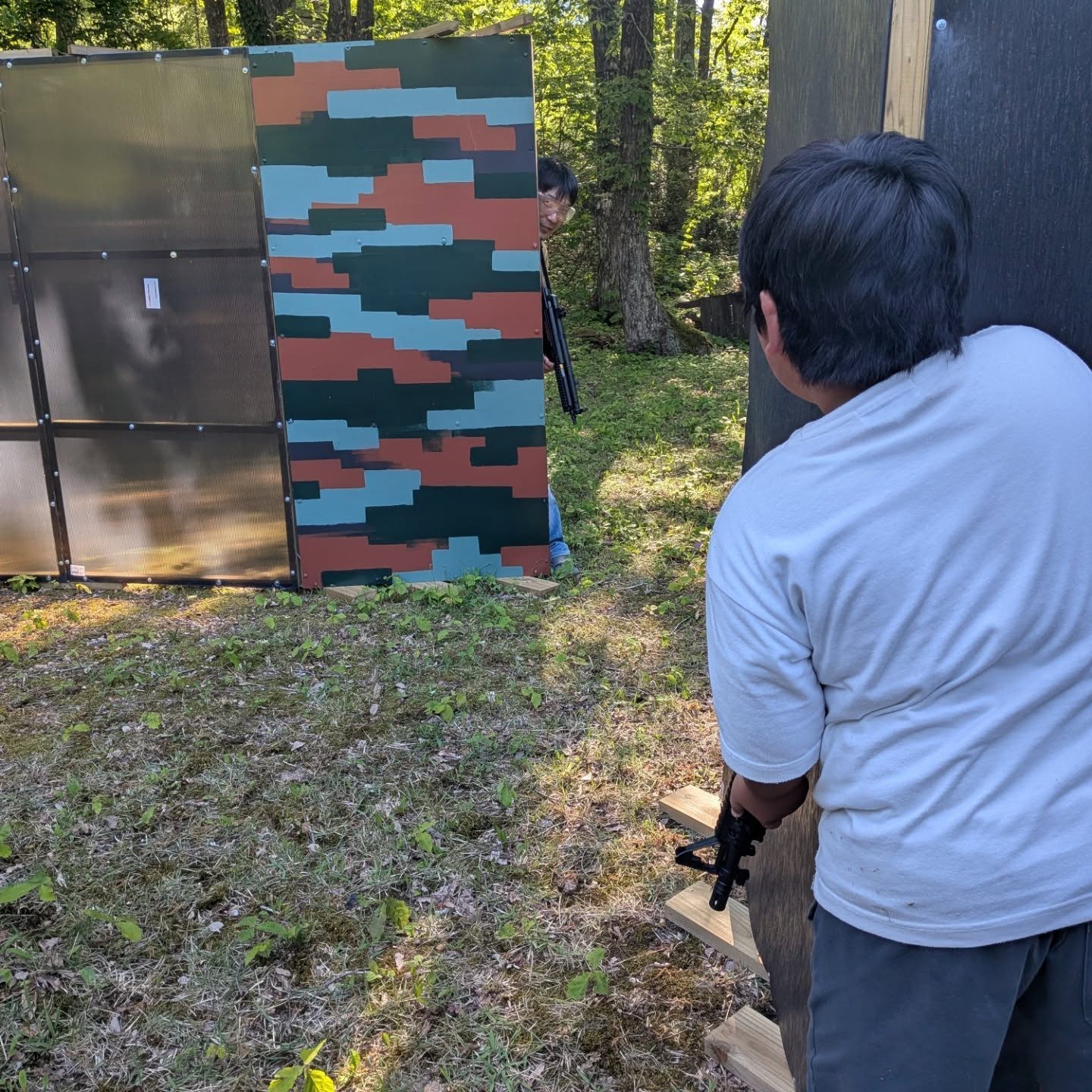 こんにちは‼️AZO-SGF公式です🦊
いつもの親子様がフィールドを使って
撃ち合いをしていました😊
楽しめたそうで作ってる側としては
嬉しいですね✨
また遊びに来てください🚗³₃