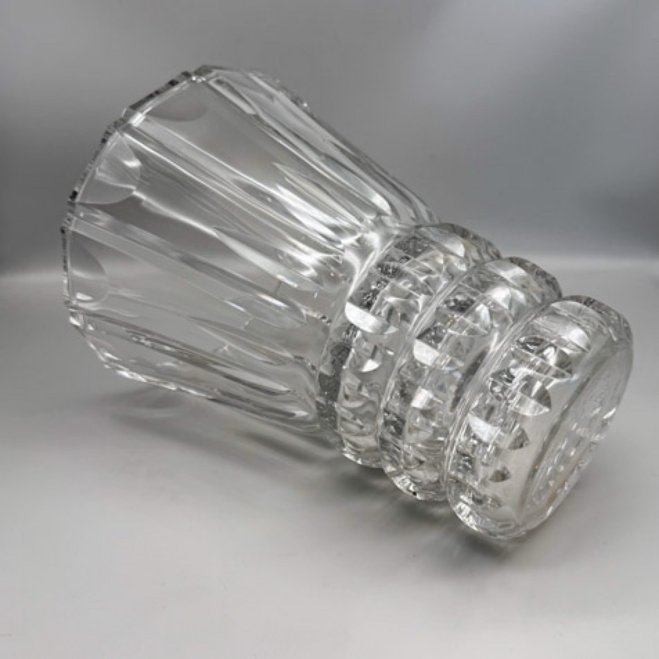 Saint Louis vase en cristal taillé 12 pans coupés .
Hauteur : 25 cm
Ø au col : 20 cm
Ø base : 10 cm
Poids : 3kg520
Bon état , quelques micro rayures d’usage .
Signé du cachet de la cristallerie sous la base .
🛒 prix et disponibilité dans la boutique en ligne
#cristal #saintlouiscrystal #vase #decoration