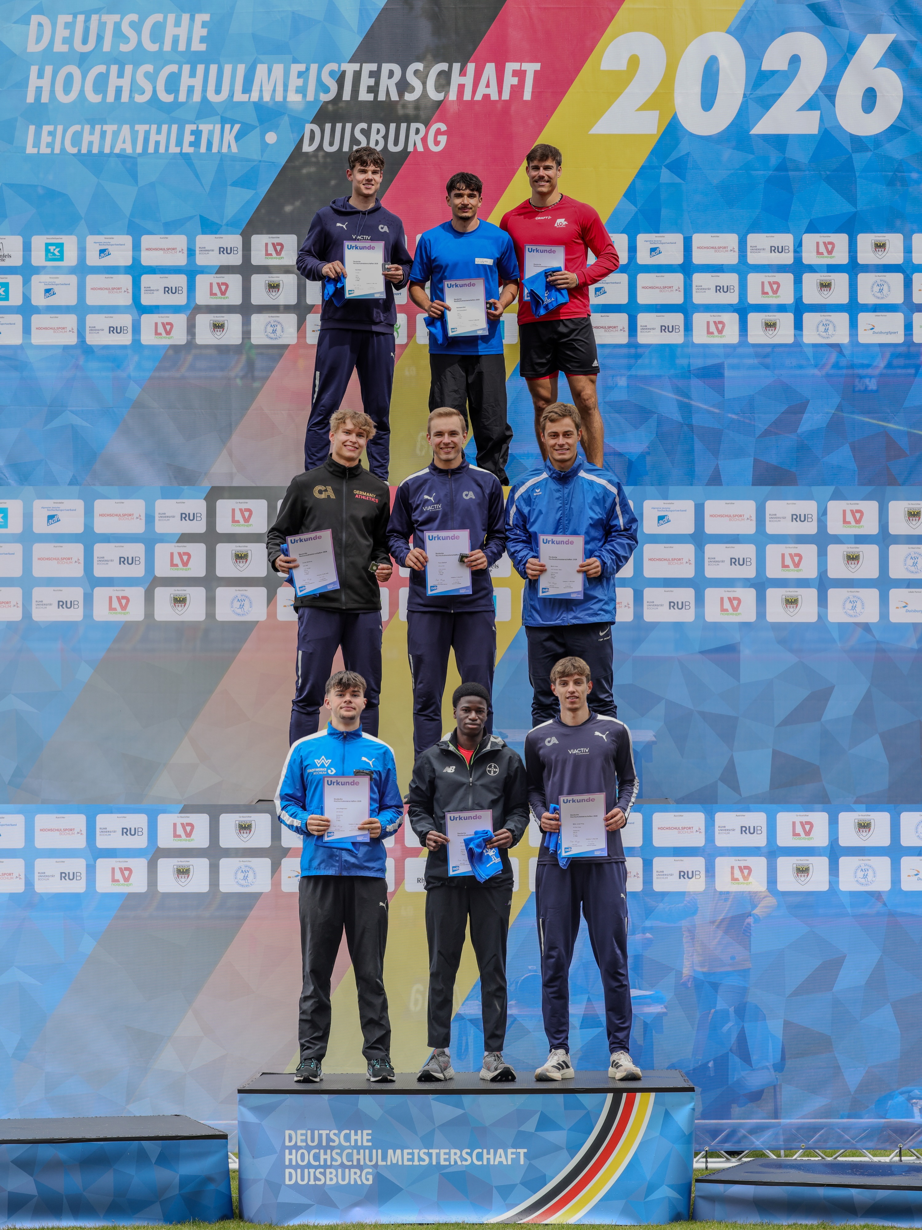 2x🥇1x🥈2x🥉 bei den Deutschen Hochschulmeisterschaften! 🎓🇩🇪
Für Cologne Athletics (CA) holen …
Natalie Füllgraf 🥇 über 1500m (Bild 5, links),
Timon Dethloff 🥇 über 110m Hürden (Bild 4),
Noah Müller 🥈 über 100m (Bild 3),
Berit Janowitz 🥉 über 1500m (Bild 5, rechts),
Mikko Pirsig 🥉 in Weitsprung (Bild 2).
Außerdem gelang es Jana Njegovan über 1500m und Fortuna Nkengue über 100m Hürden den 5. Platz zu sichern.
Glückwunsch an unsere Athleten! Wir sind stolz! 🥳🙌
📸 (1 bis 4) @christoph_reichwein @eintrachtduisburg.1848
📸 (5, links) @jenspriedemuth
📸 (5, rechts) @theokiefner
#championships #deutschehochschulmeisterschaften @adh.de #trackandfield