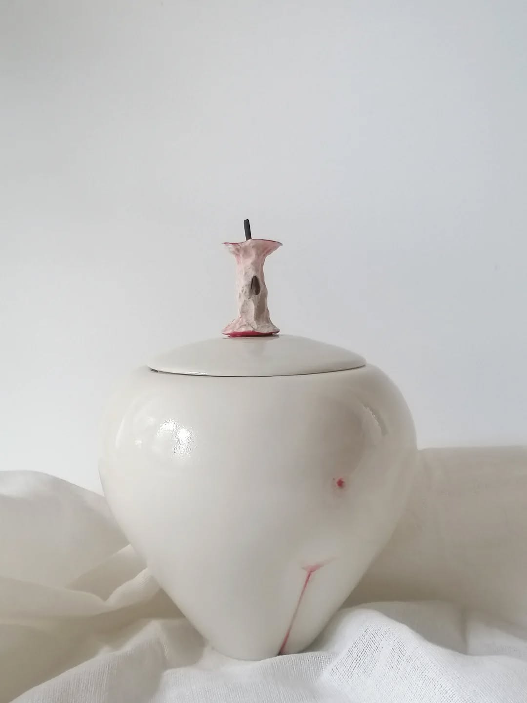 Jurnal de atelier. Gânduri în drum spre casă...
Eva mea sau Femininului ca vas care conține.
Uitam uneori, dar conținutul, fără un vas care să îl conțină e doar mizerie... dezordine și haos.
Toate la grămadă... everything, everywhere all at once...
Poate ar trebui să ne uitam mai atent la vas, nu doar la conținutul de moment... Căci conținutul se poate schimba dar vasul rămâne.
E important să privim întâi spre noi, ce fel de vas suntem? E integru sau spart? ce purtăm în noi? Poate e nevoie să-l reparăm cu aur sau să renunțăm la ceea ce nu ne mai servește....
Ce putem și ce nu putem conține și cât? ... Avem sau nu capac? pentru a ne proteja continutul prețios de impurități...
Și poate cel mai important, mai avem loc și pentru celălalt sau suntem plini de noi înșine...
Apoi, cu acestă înțelegere și exigentață, ne putem uita și în jur... la oamenii, la situații, la organizații. Să alegem vasele care ni se potrivesc... care sunt integre și suficient de încăpătoare și primitoare să ne poată conține pentru o vreme...
Poate că iubirea e tocmai acestă capacitate de a ne conține și a-l conține pe celalalt, cu empatie... în limitele vasului care suntem.
#eve #porcelain #moonjar