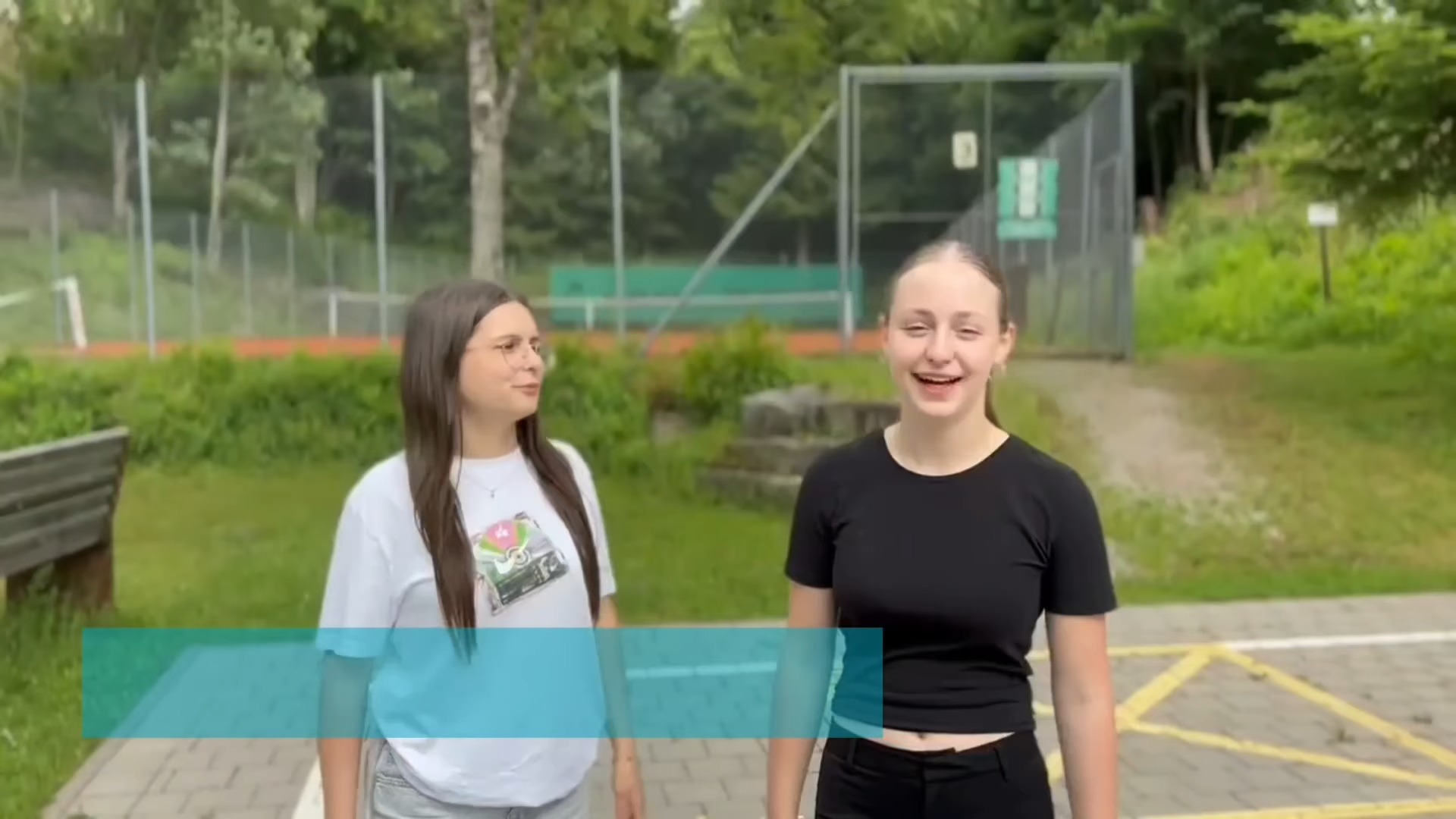 Was ist das Besondere, wenn Du auf die Tennisanlage des TC Dettingen/Horb kommst? Auf den ersten Blick wird deutlich, dass hier jeder und jede herzlich willkommen ist. Mit drei Tennisplätzen, 2 Street Racket Courts, viel Natur, Ruhe und auch mit viel Action und vor allem mit vielen Menschen, die Dich mit offenen Armen aufnehmen, ist der TCD ein besonderer Verein mit aktuell über 300 Mitgliedern. Davon fast 100 Kinder und Jugendliche und sportlichen Angeboten für jedermensch. Häufig wimmelt es von kleinen Kindern mit Eltern. "Haltung zeigen", Vielfalt und Mitbestimmungsmöglichkeiten für Alle zeichnen den Verein aus. Zum Jahrestag des Grundgesetz am 23.05.2026 haben wir dieses Video aus 2025 noch mal rausgeholt.
#deutschlandspielttennis #wlsb #tennis #demokratiefoerderung #wirfeierndasgrundgesetz #machmit #dosb #doa #lsbvw #haltungzeigen