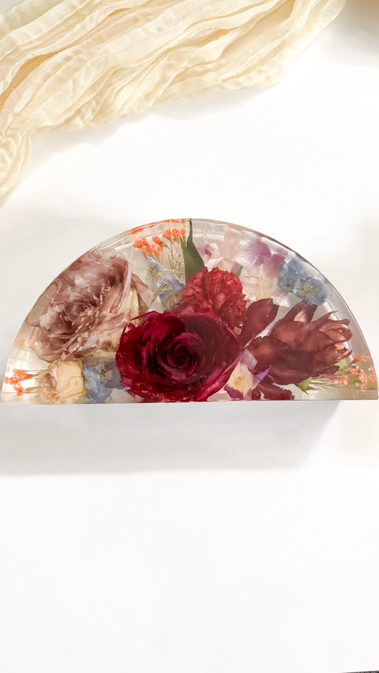 It all starts here ✨🌸
Drying florals takes technique, experience, and patience 🤍
This is the stage that truly shapes your flowers for preservation.
#floralpreservation #bridalbouquet #weddingflowers #resinflowers #resinfloralpreservation