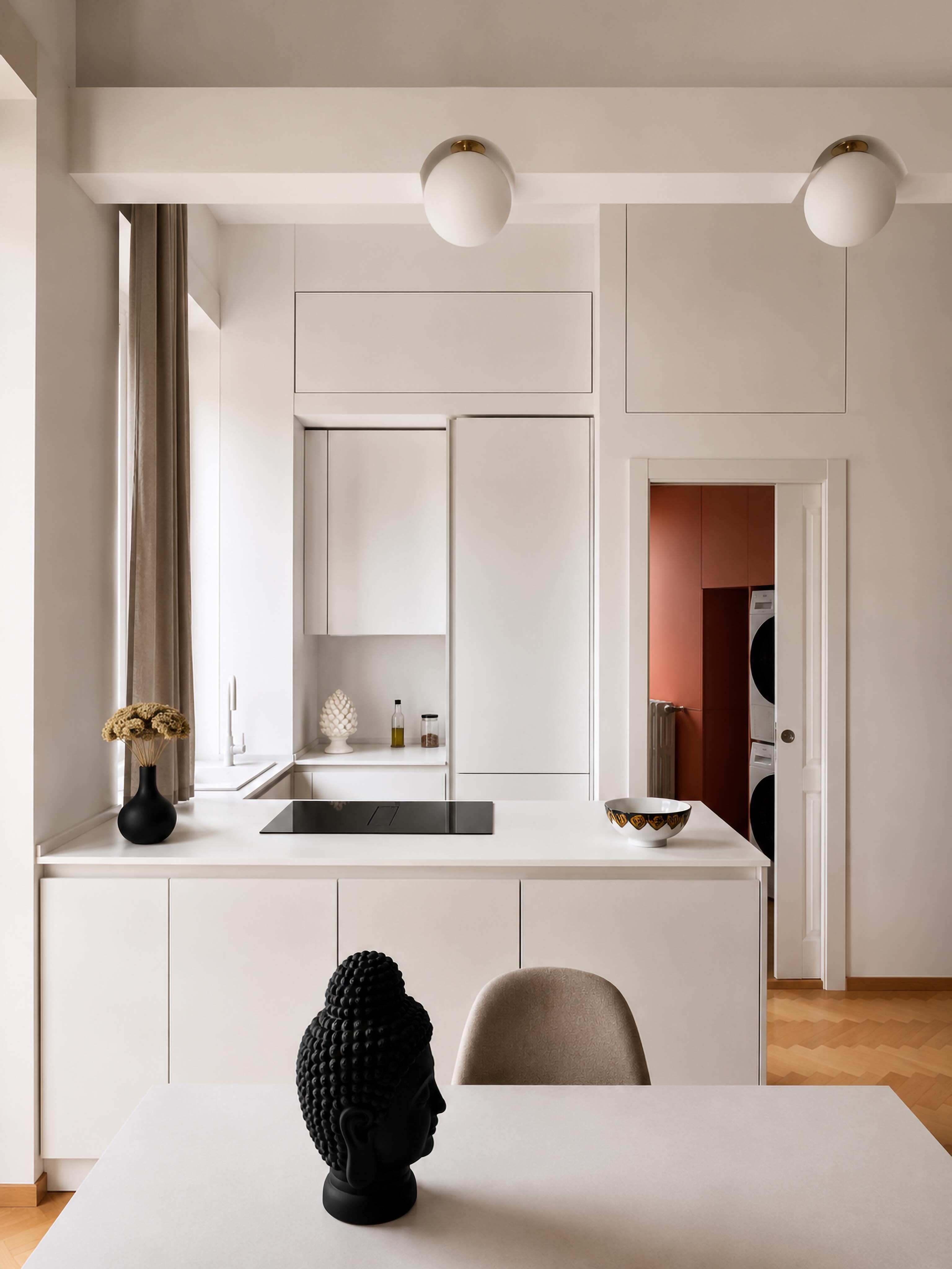 Casa AR01 - zona giorno ✨
Il soggiorno di Casa AR01 nasce dal desiderio di riequilibrare un appartamento milanese compatto e frammentato, lavorando sulle visuali e sulla continuità dello spazio.
Le nuove linee delle travi, dei pilastri e della cucina accompagnano lo sguardo verso l’esterno, verso il viale alberato, trasformando il piccolo openspace in un ambiente luminoso e profondo.
La cucina si inserisce in una nicchia total white, essenziale e compatta, dove ogni elemento tecnico viene integrato per lasciare pulite le superfici.
Il vecchio tubo del riscaldamento diventa invece l’occasione per costruire una nuova struttura architettonica: due travi leggere incorniciano il soggiorno e ospitano un sistema di lampade sferiche che definisce con precisione le aree della casa.
I volumi contenitivi in quota si insinuano negli spazi residuali e diventano parte integrante del disegno interno.
Il parquet originale in rovere, recuperato e trattato ad acqua, unifica gli ambienti e porta una tonalità miele che scalda tutta la casa.
•
•
•
#interiordesign #architecture #materials