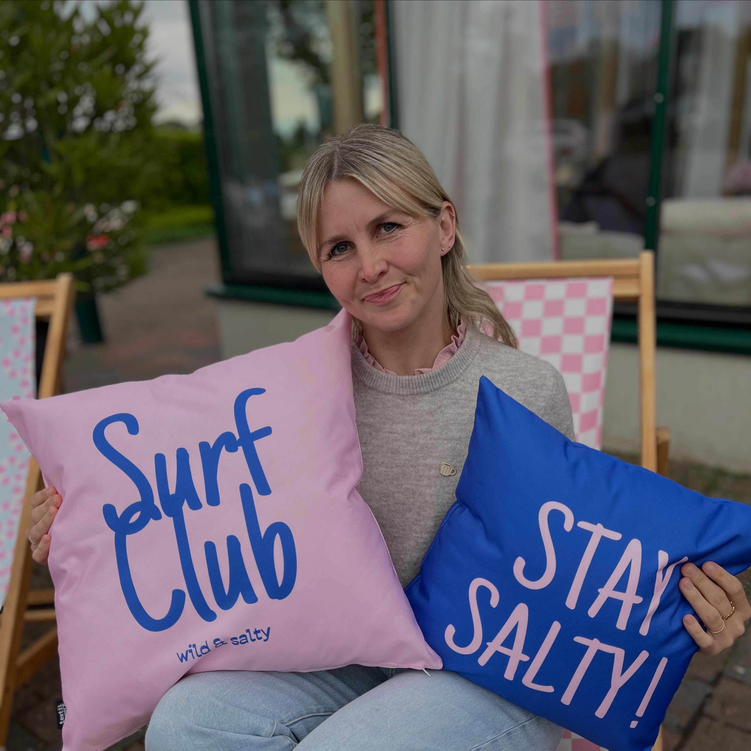 S U R F C L U B | ANZEIGE
So dankbar für das gestrige Event @textilwerkcom und das tolle Team! 🧡 Es war wieder so ein schönes Treffen! Mit so toller Deko und tollen Kolleginnen. Ich freue mich ein Teil davon sein zu dürfen.
Meine diesjährige Sommer Kollektion in real zu sehen war auch wieder ein tolles Gefühl! 🧡 Die Farben machen Laune und es ist toll, wenn die Kissen auch in echt so werden, wie man die Designs erstellt hat.
Anbei auch noch ein paar weitere Kollektionsbilder, die Textilwerk von meiner Sommer Kollektion auf Mallorca geshootet hat. ✨
SURF CLUB BLUE
BOLD STRIPES BLUE
SHELL AND STRIPES PINK
KISSEN BIKINI BOLD STRIPES
…
Fotos @textilwerkcom | @lena_living
#sommerkollektion #beach #textilwerk #designerin