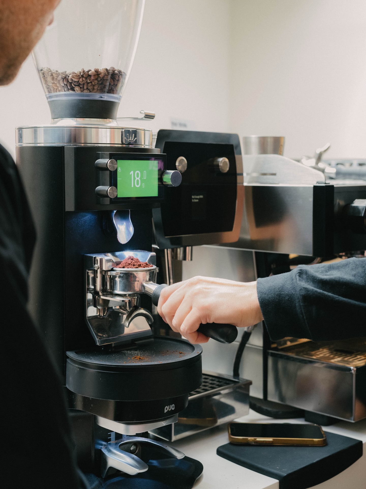 It is always a pleasure to have Tim Dallatomasina from Mahlkönig with us in Oslo! ✨
This week, we had a workshop focused on the Grind-by-Sync system - learning, testing, and exploring its capabilities in depth. Our technicians are always eager to get hands-on experience to further strengthen their understanding of the equipment.
Read more about Grind-by-Sync on our blog via link in bio 🗞️