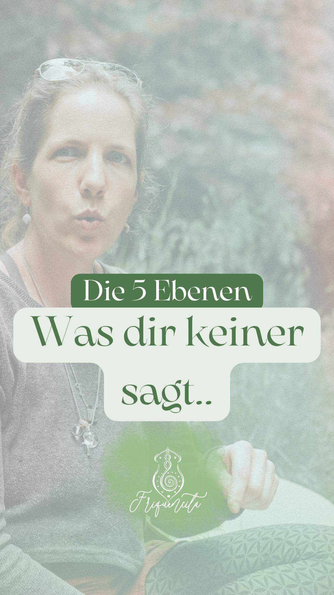 Verkörperung ist für mich nichts, was nur im Kopf passiert und auch nichts, was man sich einfach anliest oder theoretisch versteht.
Verkörperung beginnt in dem Moment, in dem dein System wirklich erfährt, wie sich Sicherheit, Wahrnehmung, Stimme und Verbindung anfühlen.
Genau deshalb arbeiten wir am 19. Mai nicht nur über Gespräche oder über Verstehen, sondern über deinen Körper, deine Stimme und deine eigene Wahrnehmung.
Denn deine Stimme wirkt nicht nur hörbar, sondern spürbar. Sie bringt Bewegung in dein Nervensystem, verbindet deine fünf Körperebenen miteinander und macht dir oft erst bewusst, was eigentlich gerade wirklich in dir passiert.
Und ja, vielleicht bedeutet das an dem Abend tatsächlich einfach: Kuschelsocken anziehen, gemütlich machen und dir selbst mal wieder wirklich begegnen.
Nicht perfekt. Nicht spirituell „richtig“. Sondern ehrlich.
Vom Funktionieren ins echte Spüren.
Am 19. Mai öffnen wir genau dafür einen Raum gemeinsam und ich freue mich riesig auf jeden einzelnen Menschen, der dabei ist.
Wenn das mit dir resoniert, kommentiere „Mai“ und ich schicke dir alle Infos und den Anmeldelink zu oder melde dich direkt über den Link in meiner Bio an.
#frequenzarbeit #stimmheilung #verkörperung #nervensystem #embodiment