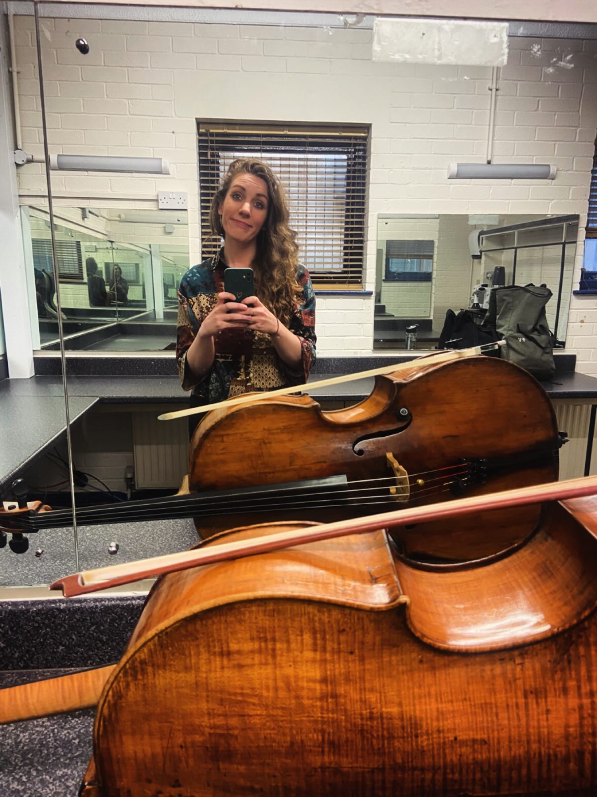 Another day, another dressing room with my Magnus 🎻
We’ve been lucky enough to play some cracking gigs recently… highlights include Radiohead with @letmeinpresents, Simon and Garfunkel with @simonandgarfunkeltribute, The Beatles with @acrosstheuniverse6670, as well as some quality time in the studio with various buddies and pals 🎶
Looking forward to the next few weeks with plenty of @toriawooff action, some @thelotterywinners stadium fun times and a few other surprises along the way! 👀
Live music is the bees knees 🐝
#cello #musician #livemusic #gig #bts