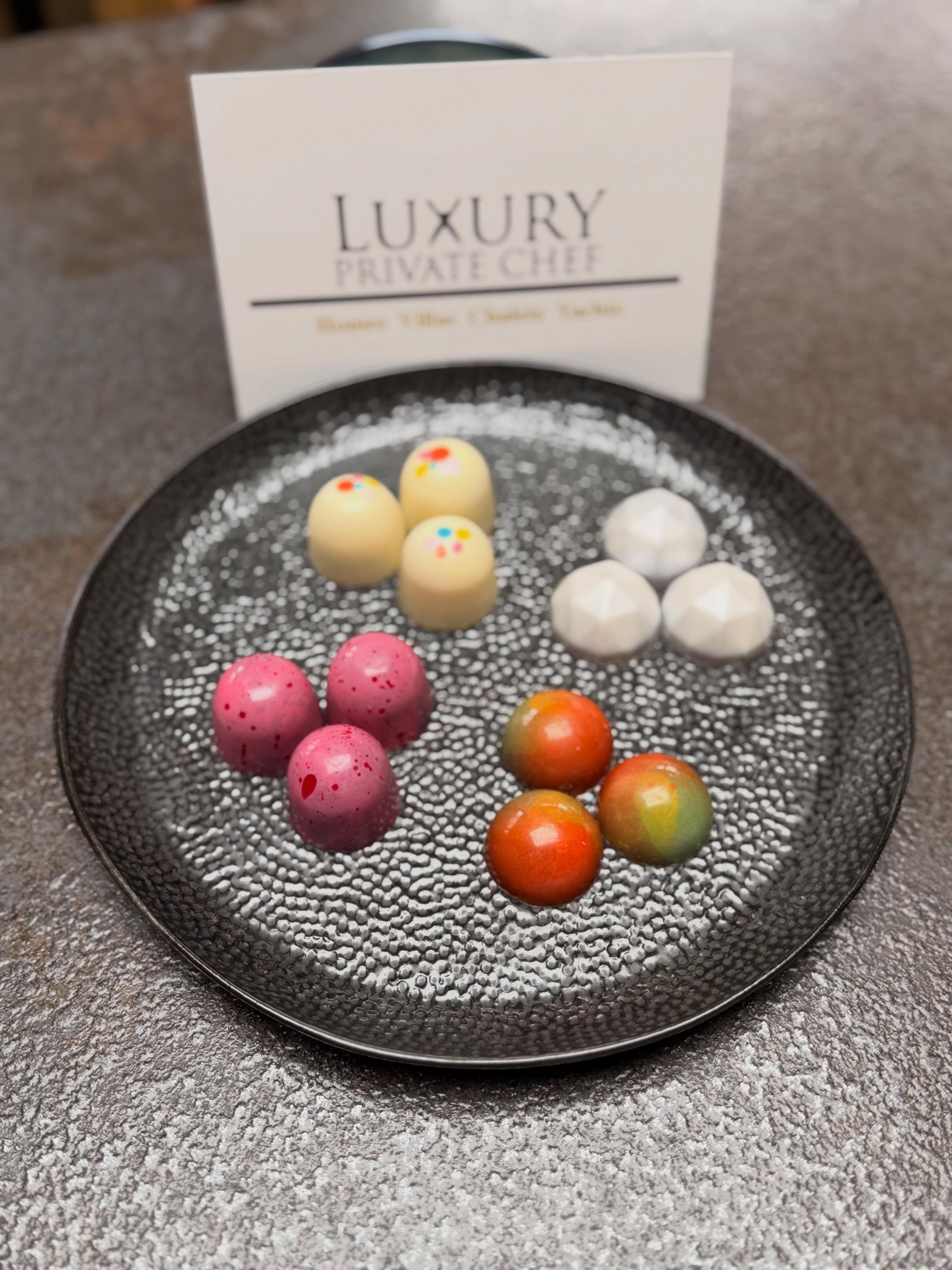 😋 How we usually end our meals - hand made sweet treats, chocolates or petit fours showcasing different seasonal flavours.
💫 We often support small independent businesses that are masters in their fields, providing only the best for our guests.
These chocolates were made by @choctilly and the macarons by @chef_florian_poirot
Created dining experiences by @luxuryprivatechef
#luxuryprivatechef #privatechef #petitfours #luxury #chocolates