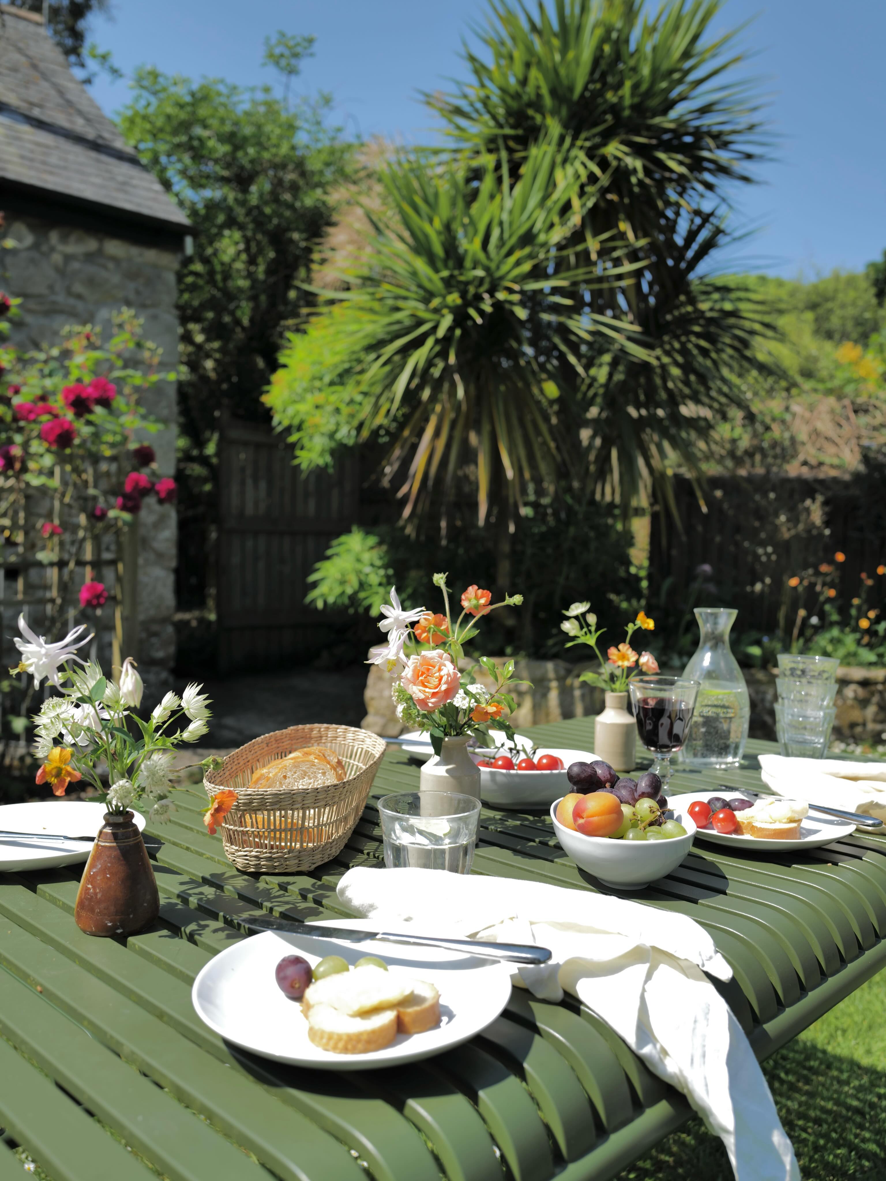 We're half way through May already. The days are longer and our thoughts are turning to outdoor dining. Now if only warm up a bit... #selfcateringcornwall #selfcatering #cornwallholiday #middlecolenso #alfrescodining