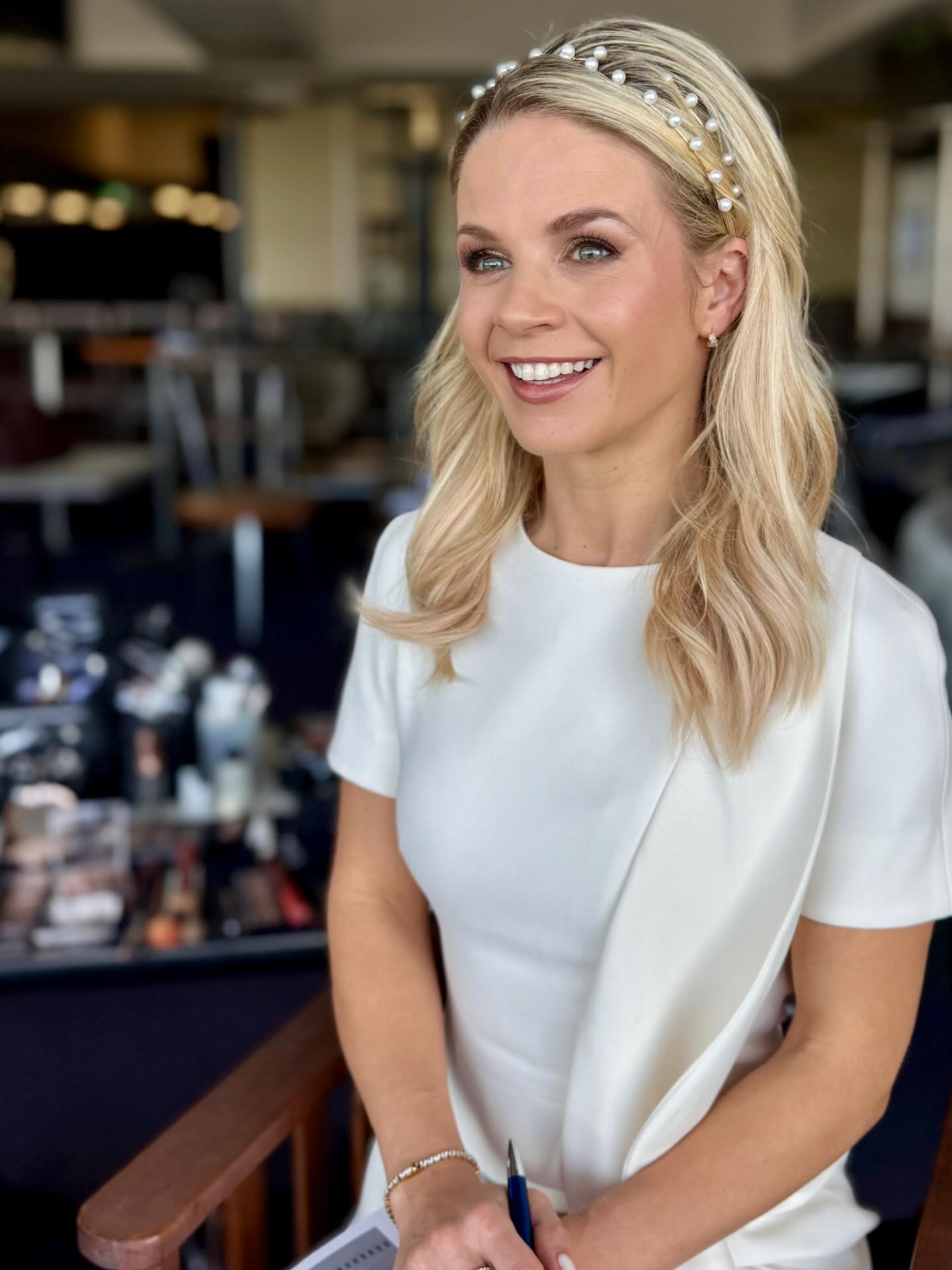 Gorgeous @emma_freedman ready for a day hosting @7horseracing at Doomben. 🐎
HMUP: @lilliansutton.hairandmakeup using fabulous lengths from @sittingprettyhalohair
Wearing: @carlazampatti
Styled by: @natshehata