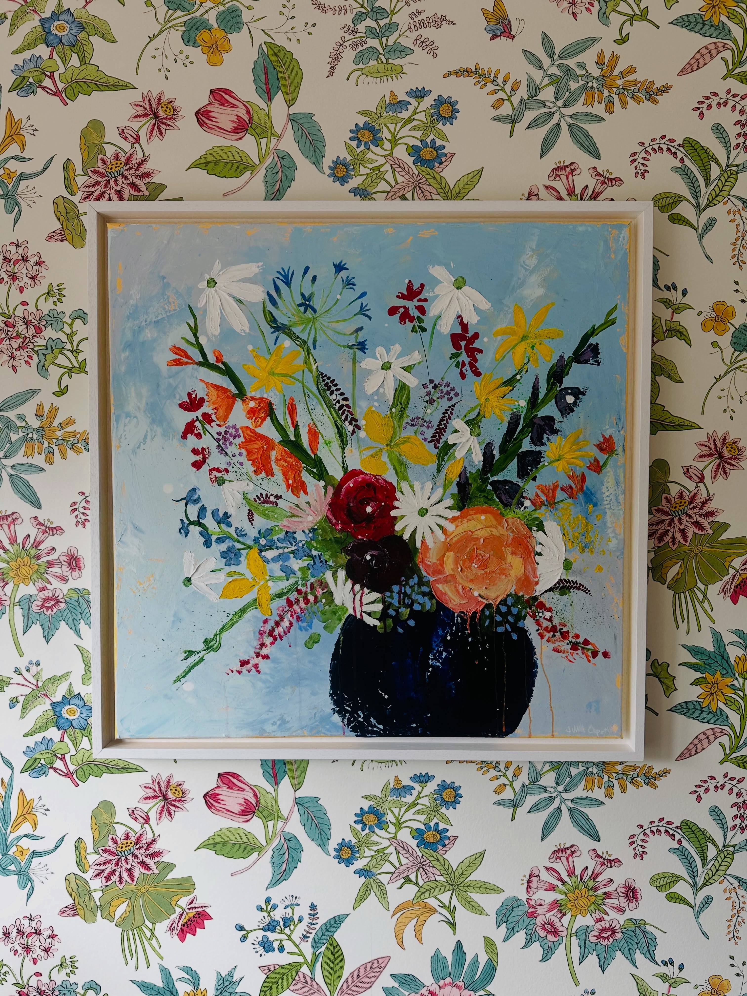 ‘Summer Joy’ by @jilliesart sitting very pretty in amongst the ‘Woodland Floral’ blooms of @sophierobinsoninteriors for @harlequinfw wallpaper 🌺🌼🌷🪻proving that it’s just as important to consider the view through to rooms as the actual room decor itself.
This little snug leads off a large open plan kitchen/dining room with the door pretty much always open. The art has intentionally been positioned to be framed by the painted pink architrave and bring summer joy all year round ☀️🪄✨
#flowersofinstagram #interiordesigntips #surreyinteriordesigner #flowerwallpaper #colourfulhomevibe