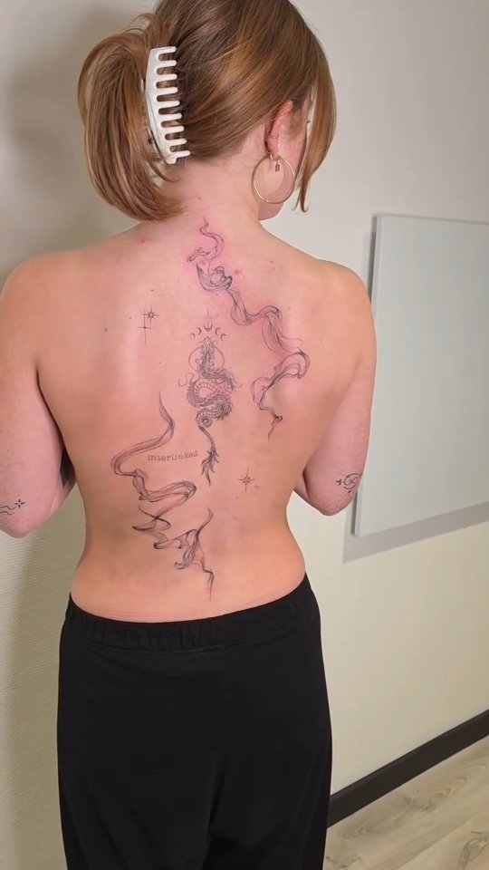 Rug tattoo met eigen ontwerp rook, draak, tekst en sterren komen samen in een elegante compositie. Wat vinden jullie van deze tattoo?
#tattooart
#finelinetattoo
#backtattoo
#tattoodesign
#tattooartist