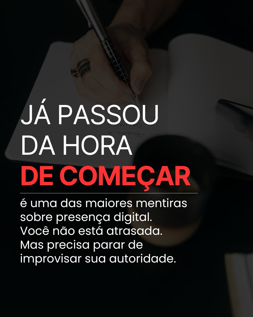 “Acho que já passou da hora de começar.”
Eu vejo muito essa frase aparecer quando o assunto é posicionamento nas redes sociais. E eu entendo essa sensação.
Quando você olha para o digital, parece que todo mundo já está produzindo, gravando, falando com naturalidade e ocupando espaço.
Mas deixa eu te dizer uma coisa com calma: você não está atrasada.
Talvez você só esteja tentando entrar no digital pela lógica errada.
Porque, quando a gente abre as redes sociais, tem sempre alguém dizendo o que precisa ser feito.
Uma metodologia nova, um formato, uma tendência que todo mundo deveria seguir.
Um jeito certo de falar, gravar, postar e aparecer.
Só que muitos desses formatos não foram construídos a partir do seu negócio, da sua história, da sua experiência e da forma como você quer ser reconhecida.
E é aí que muita gente se perde.
Antes de olhar para fora, talvez você precise olhar para a sua própria base, seu DNA de marca pessoal.
O seu posicionamento começa no seu repertório, na sua experiência, nos seus critérios, sua visão de mercado e na experiência e maturidade que você construiu fora das redes.
O ponto não é correr para compensar um tempo que parece perdido.
É organizar o que você já construiu para que isso apareça com clareza.
Porque presença digital madura não começa com pressa ela começa com direção.