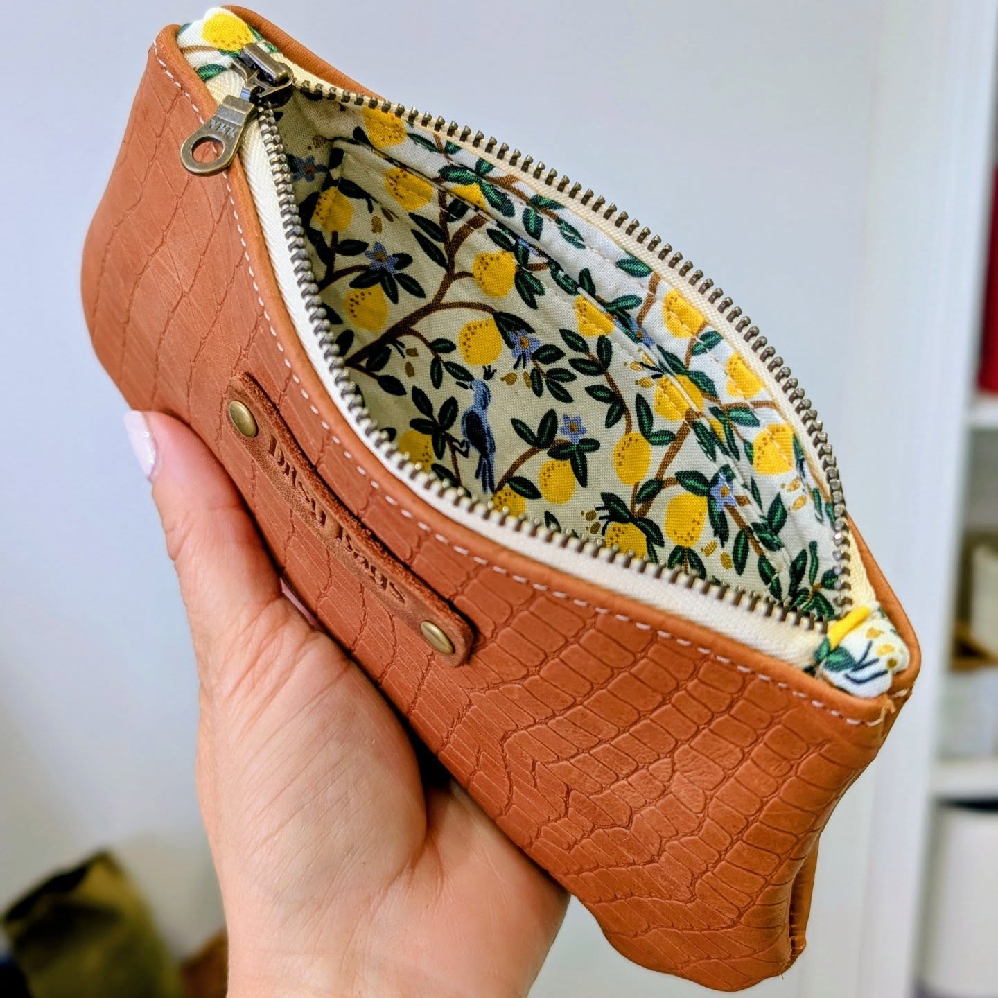 Mojo >> REACTIVATED!
Yep, my creative juices are starting to flow again, and I'm working towards something exciting, so watch this space! In the meantime, what do you think of this one?
#HandmadeHappiness #HandmadeBag #makersgonnamake #etsyuk #HandbagHeaven