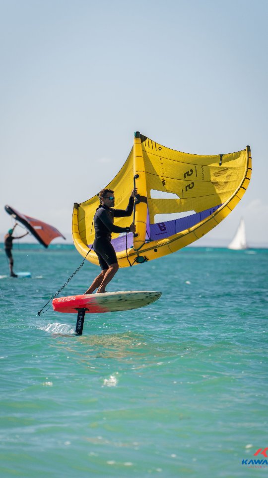“Tu te rappelles de ton premier cours ? 👀
Les chutes, les waterstarts compliqués, les ailes à contre-sens… 😂
6 mois plus tard…
➡️ premiers vols
➡️ premiers jibes
➡️ premiers sauts
➡️ et surtout… un énorme sourire à chaque session 🤙
Voir l’évolution de nos élèves, c’est clairement la meilleure partie du métier 🫶
Du stress des débuts à l’autonomie sur le spot… le chemin parcouru est fou.
Le wingfoil demande de la patience, mais avec un bon encadrement, du matériel adapté et des sessions régulières… la progression peut être incroyable 🚀
Et toi, tu te vois où dans 6 mois ? 👀
📍Cours & coaching wingfoil en Guadeloupe
📩 DM pour réserver ta session