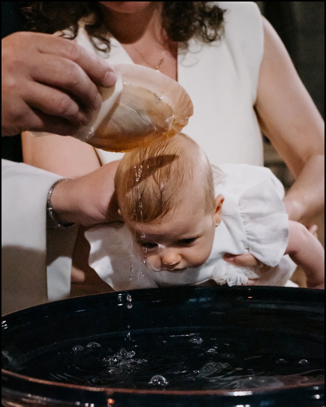 Not every meaningful celebration is loud.
Some are quiet, deeply felt, carried for a long time in someone’s heart.
This baptism was one of those.
A very simple day, filled with tenderness, tiny hands, loving eyes, and something invisible but deeply present: the joy of finally living a moment that mattered so much. 🤍
