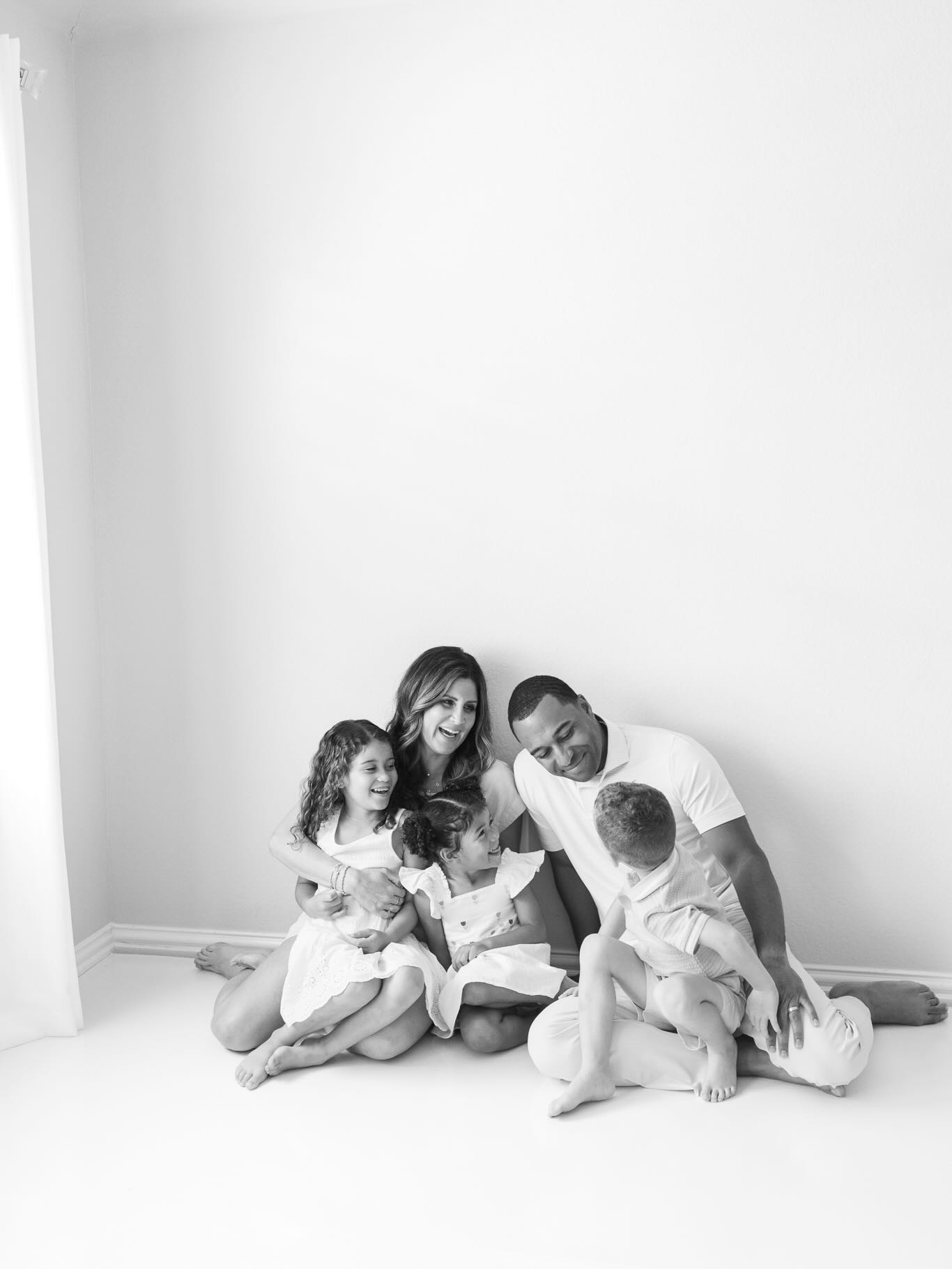 Texas weather keeping everyone on their toes lately š
Thatās why studio sessions are the perfect option! No wind, no rain, no rescheduling, just cozy, timeless memories in a beautiful space. So happy to have my home studio to capture family memories.