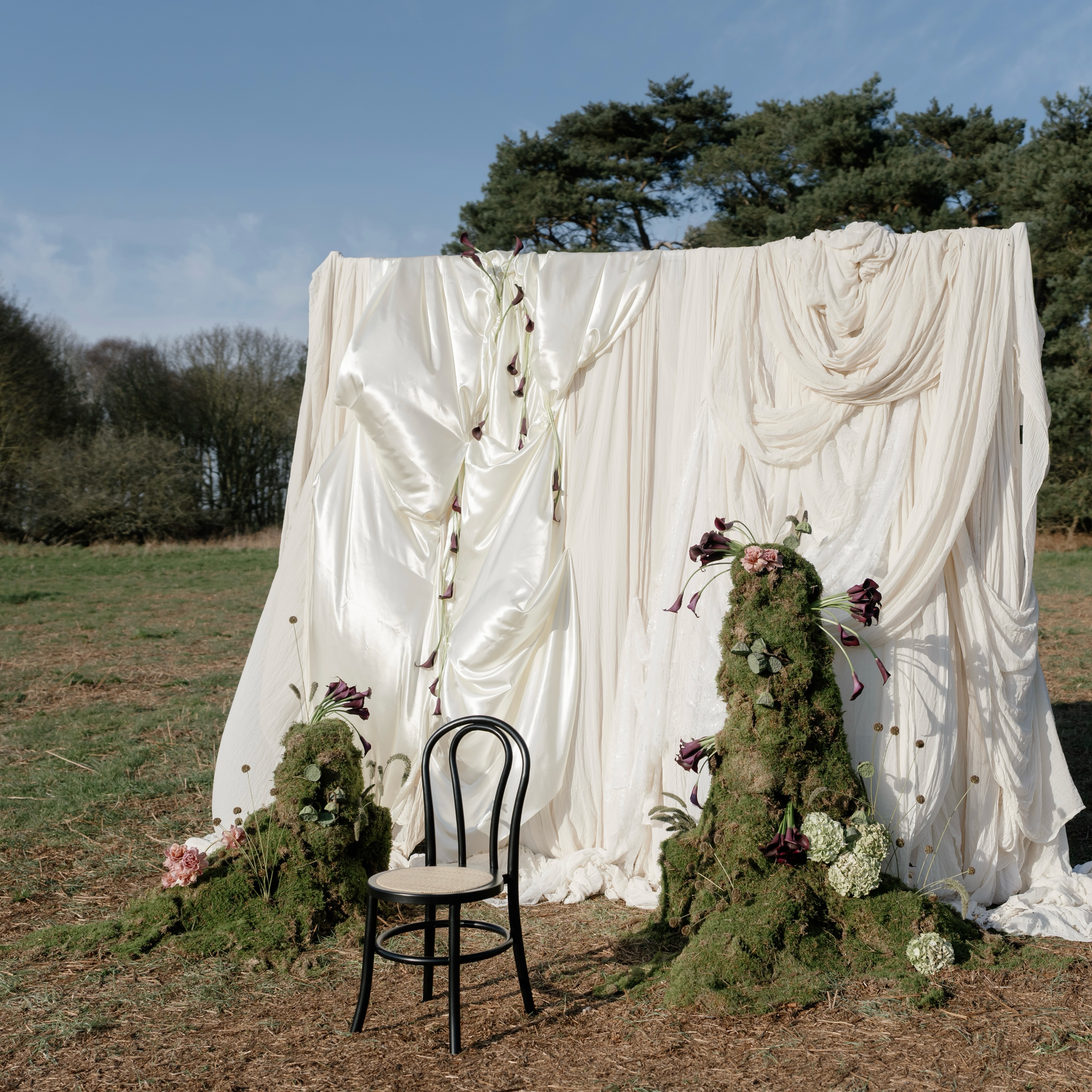 Set in front of the woods at Butley Priory, I created this sculptural moss moment! exploring texture, movement and organic form alongside @synchedevents fabric installation, whilst drawing inspiration from the surrounding landscape. Designed to blur the lines between floristry, art and fashion ✨
Workshop Host & Photo Credit @sharoncudworthphotography
Workshop @the_edit_workshops
Prep & OTD coordination @weddingswithparris
Floral design @burtonsblooms
Venue @butleypriory
Stylist @synchedevents
Tableware @banquetinghire_official
Lanterns @arrayweddingandeventhire
Stationary @loupaper_
Models @modelcouple_daisyandjosh
Hair @byhollieparsons_
Makeup @emilychantal_mua
Dress boutique @perlanovabridal
Dresses @janehillbridal @champerycouture @mwlbride
Rings @emmagreethamjewellery
BTS content creator @_soireestories
Accessories @perlanovabridal
Suit @cosstores
