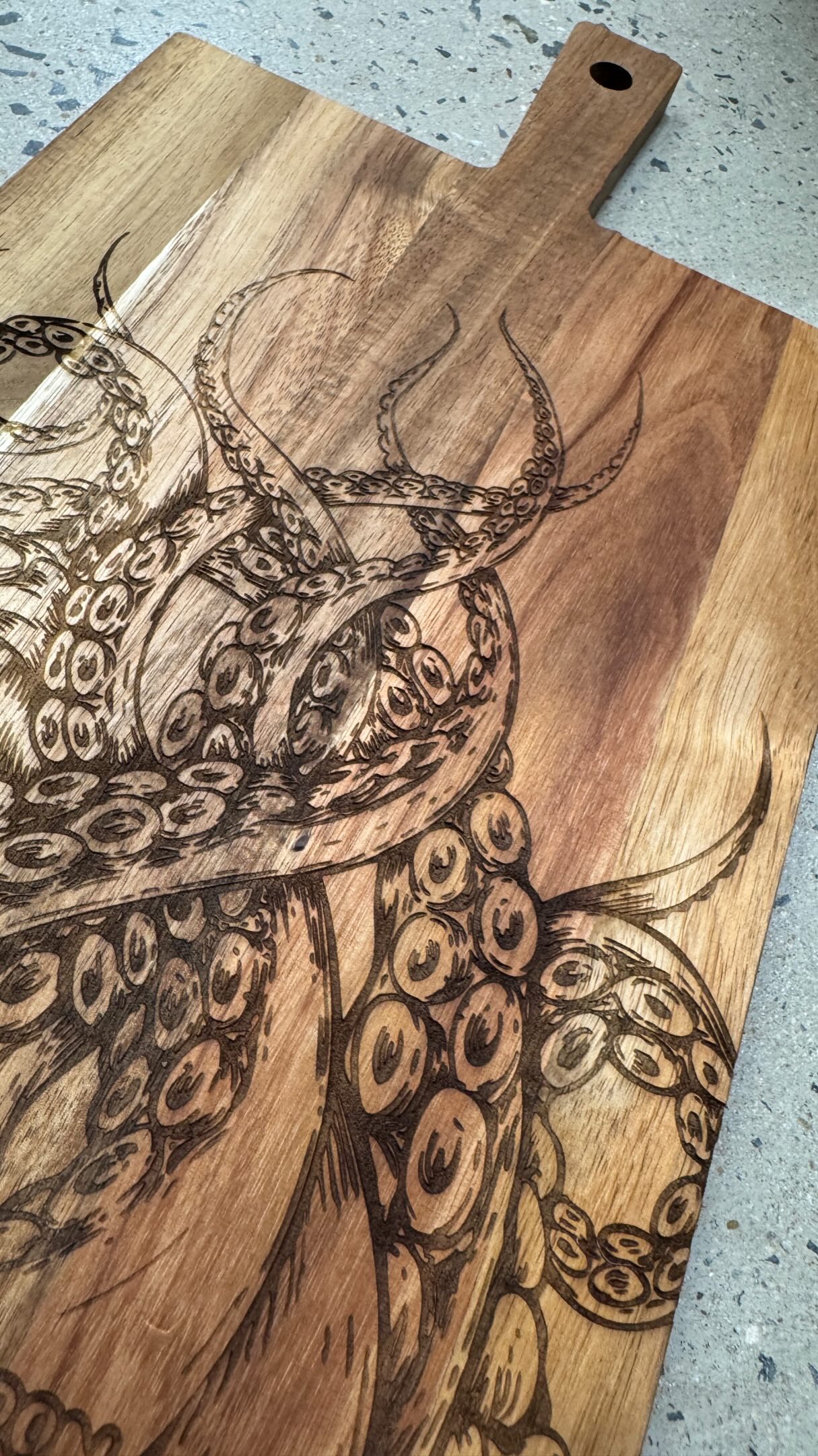 Stunning Acacia serving boards 🙌🏻
Celebrating two local icons.
Check out our huge range of engravables - ready to create your own unique item 🌟
#engravedboard #yeppoon #tentacleart